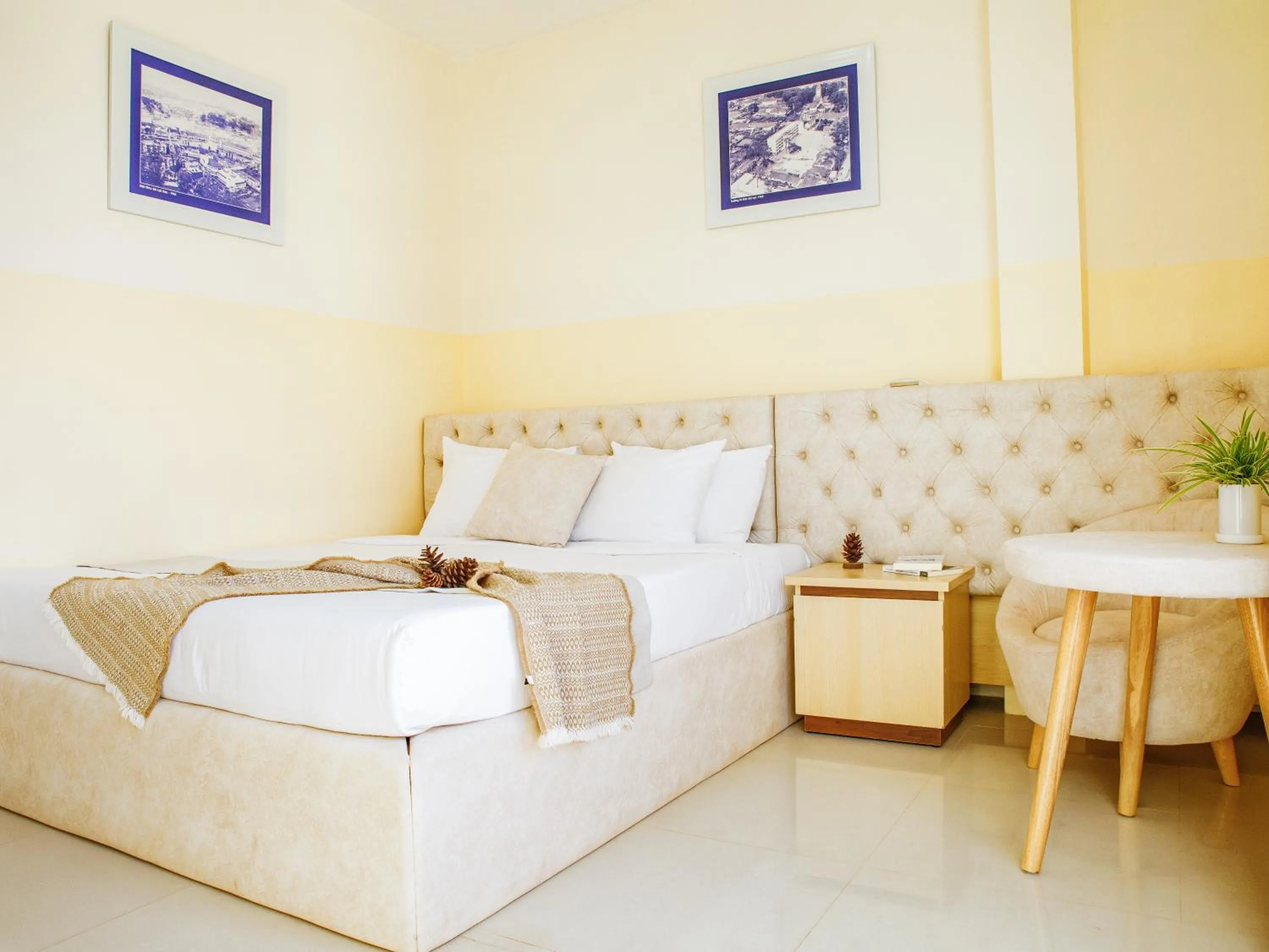 Seating area, Bed in Ngoc Nguyen Anh Hotel Da Lat