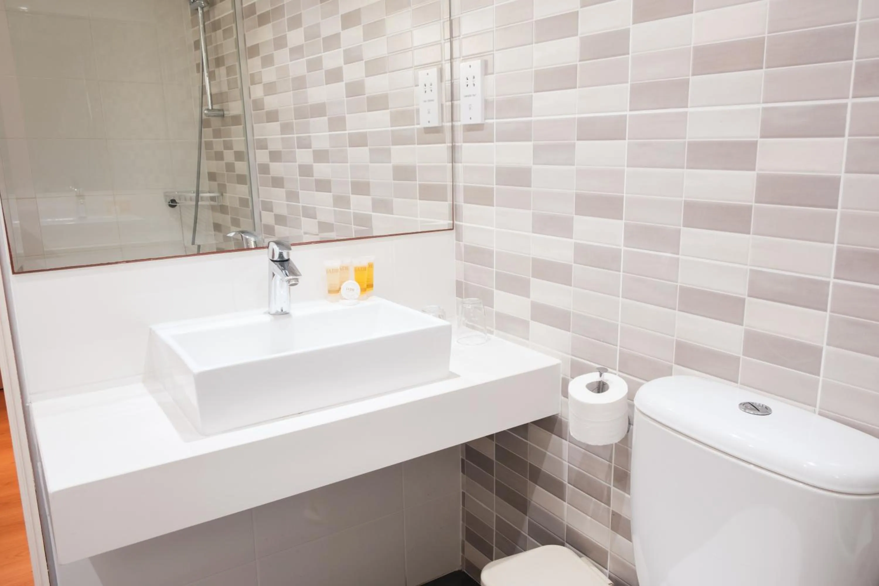 Shower in Kapetanios Bay Hotel Protaras