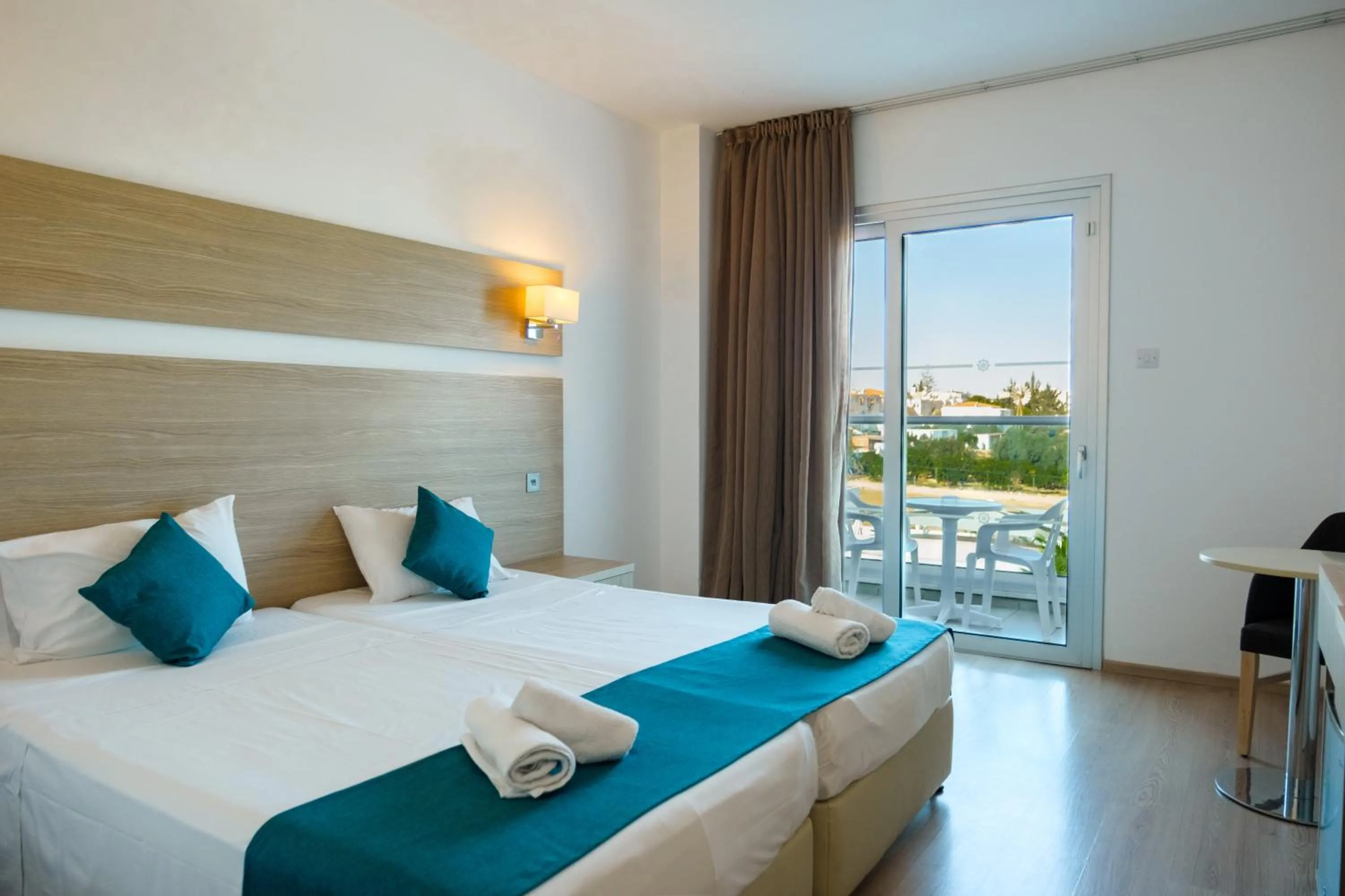 Coffee/tea facilities, Bed in Kapetanios Bay Hotel Protaras