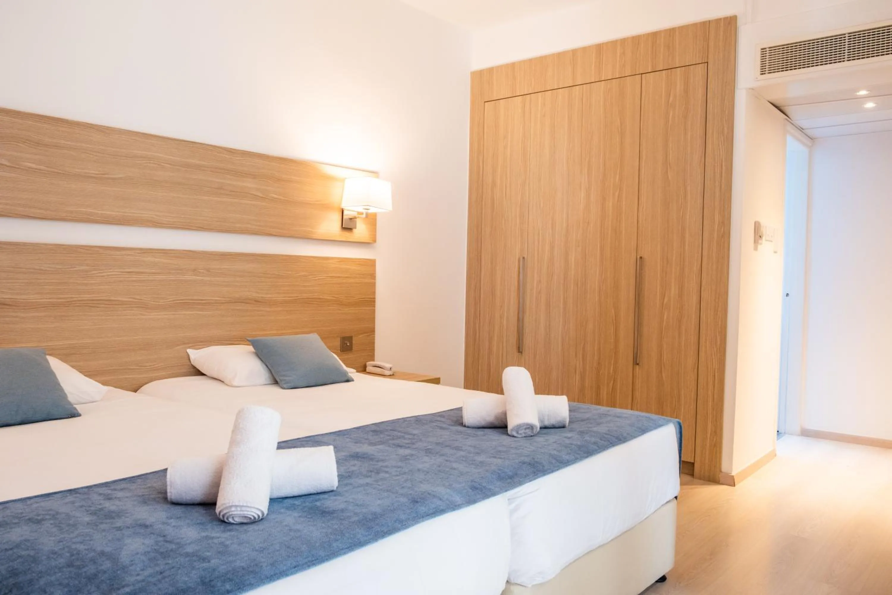 Bedroom, Bed in Kapetanios Bay Hotel Protaras