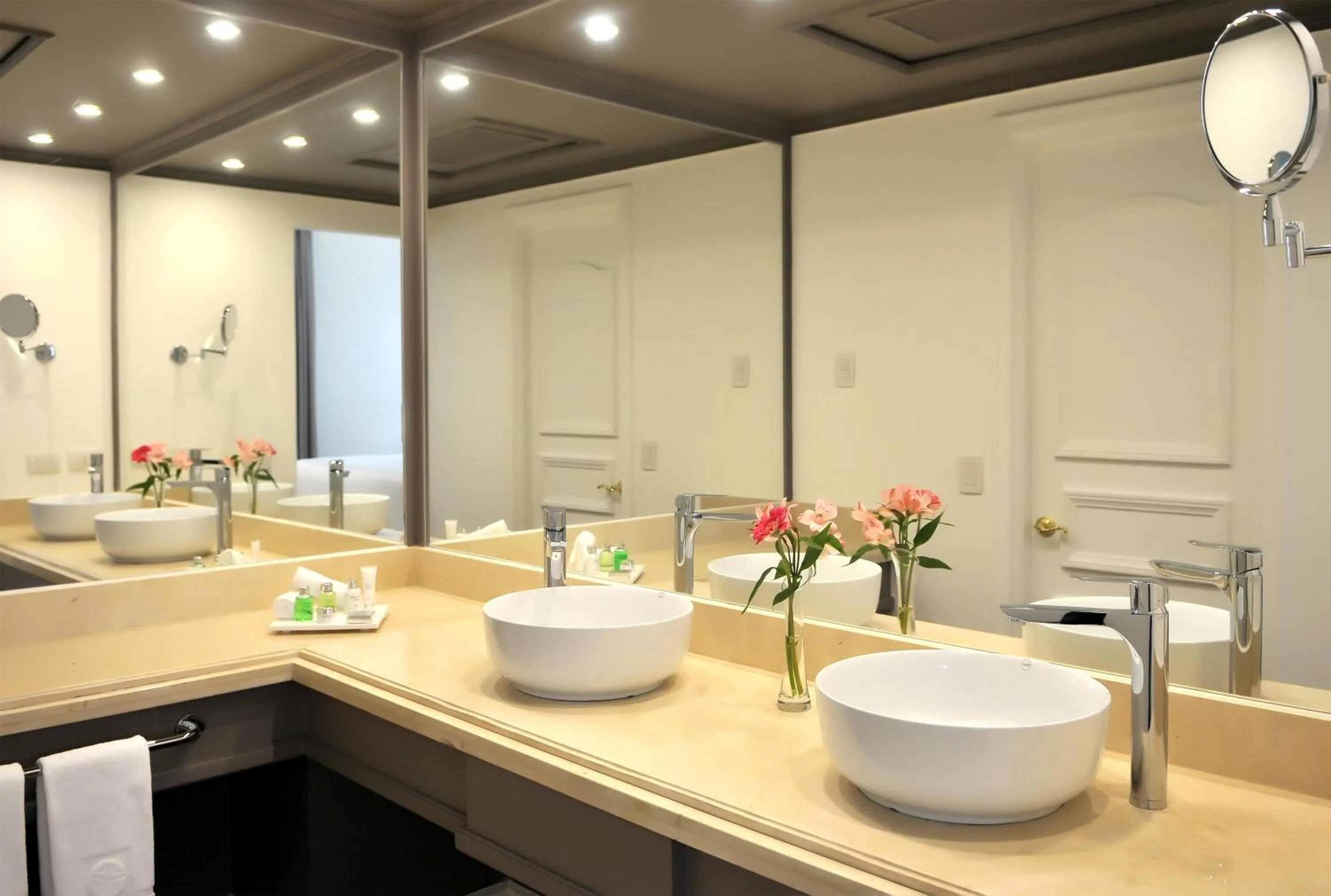 Bathroom in NH Collection Plaza Santiago