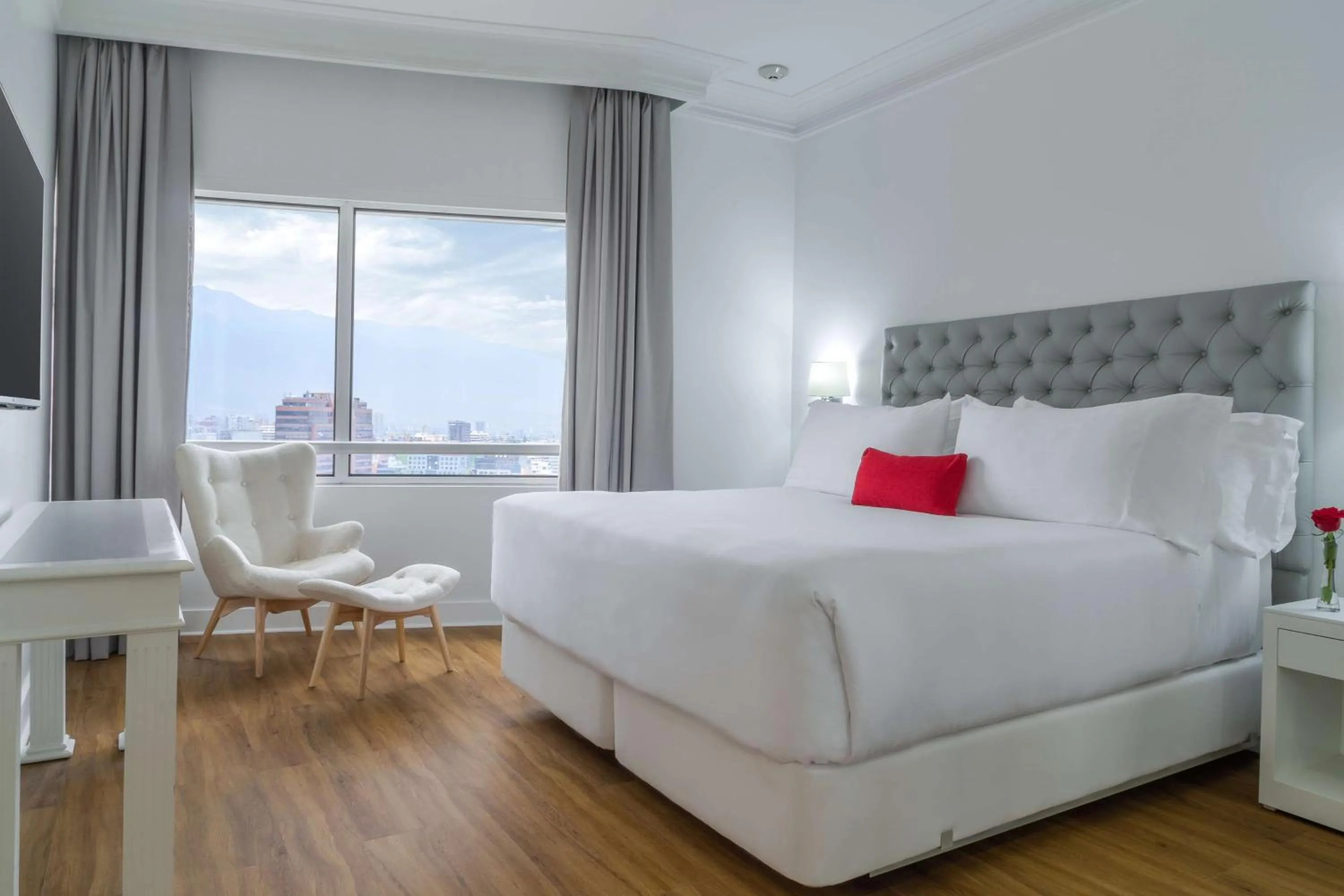 Photo of the whole room, Bed in NH Collection Plaza Santiago