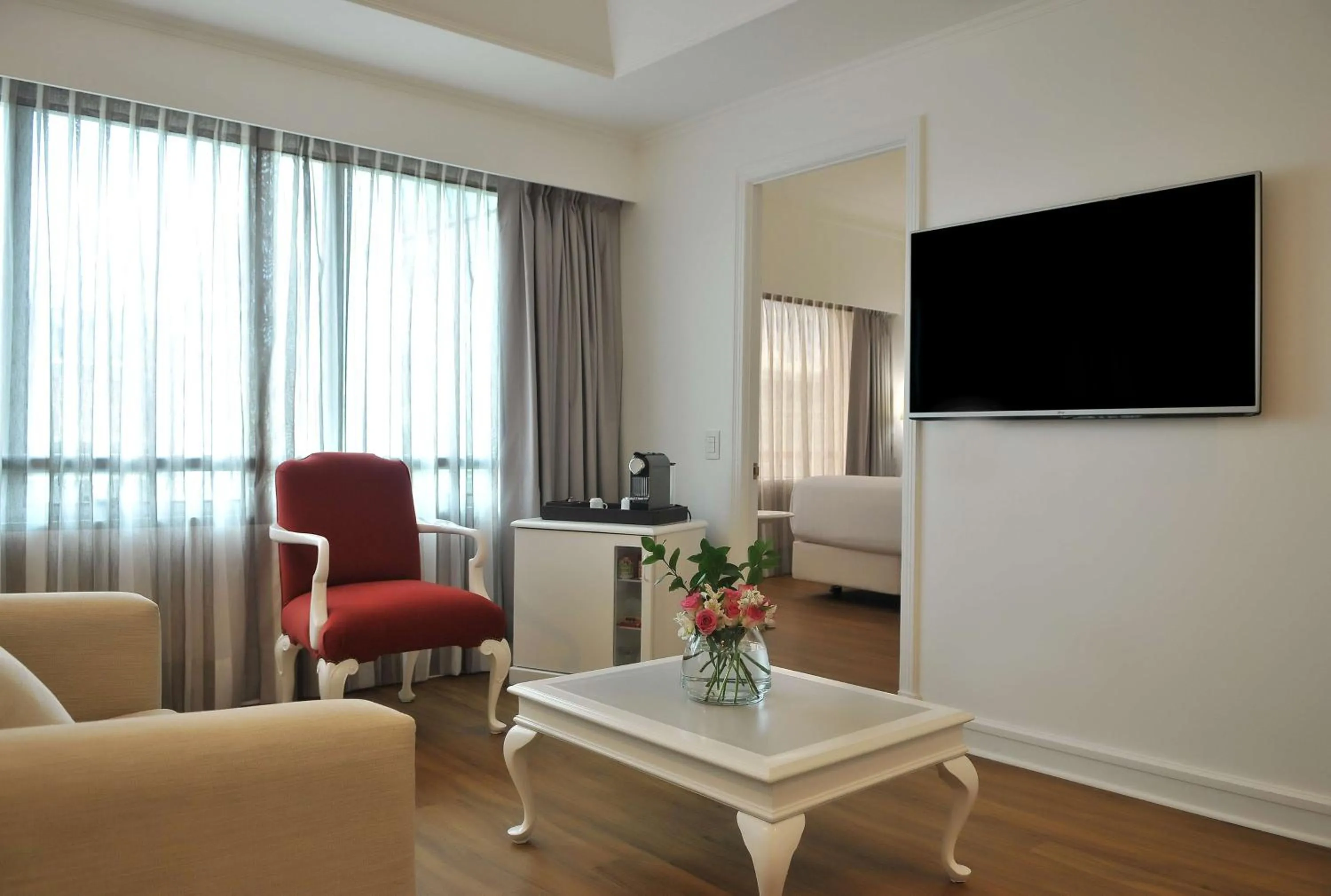 Photo of the whole room in NH Collection Plaza Santiago