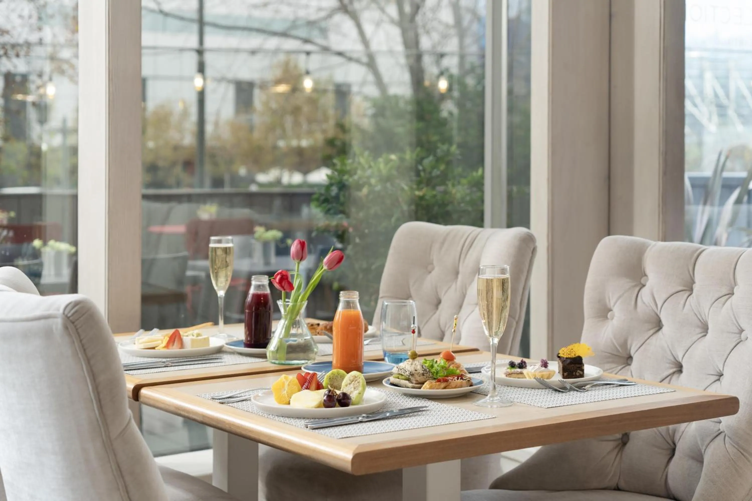 Restaurant/places to eat in NH Collection Plaza Santiago