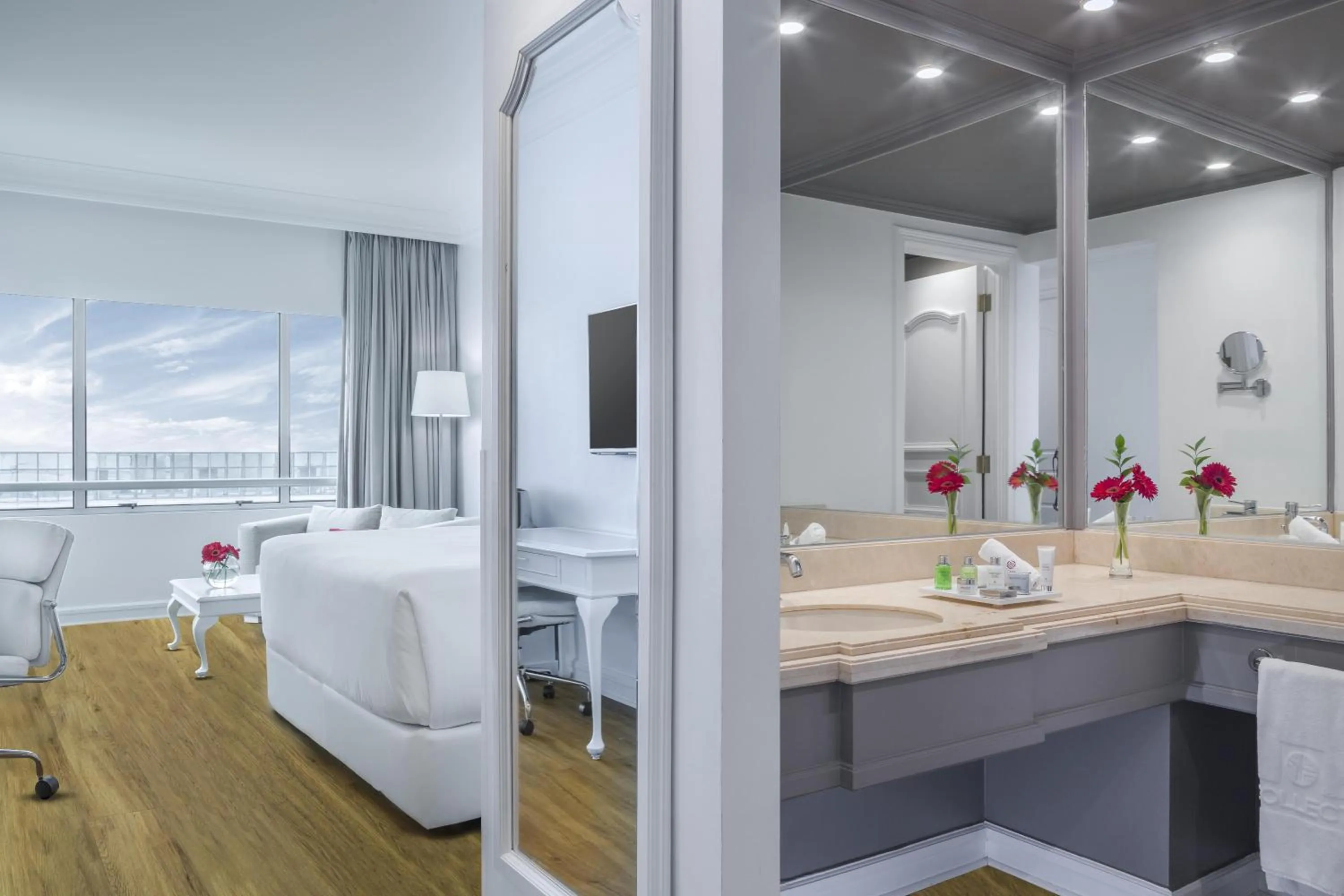 Bathroom, Bed in NH Collection Plaza Santiago