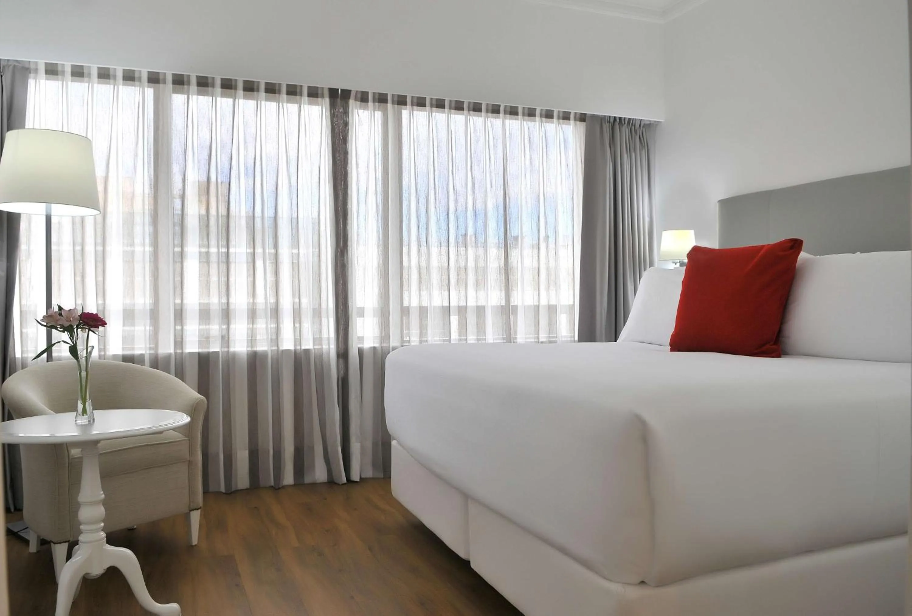 Photo of the whole room, Bed in NH Collection Plaza Santiago