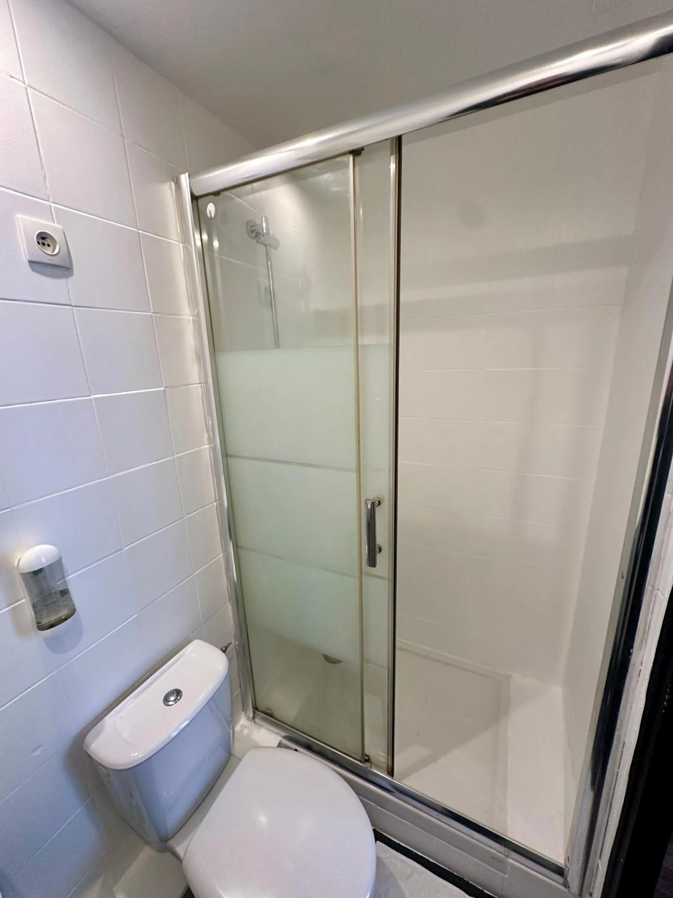 Shower in Hotel Victor Hugo