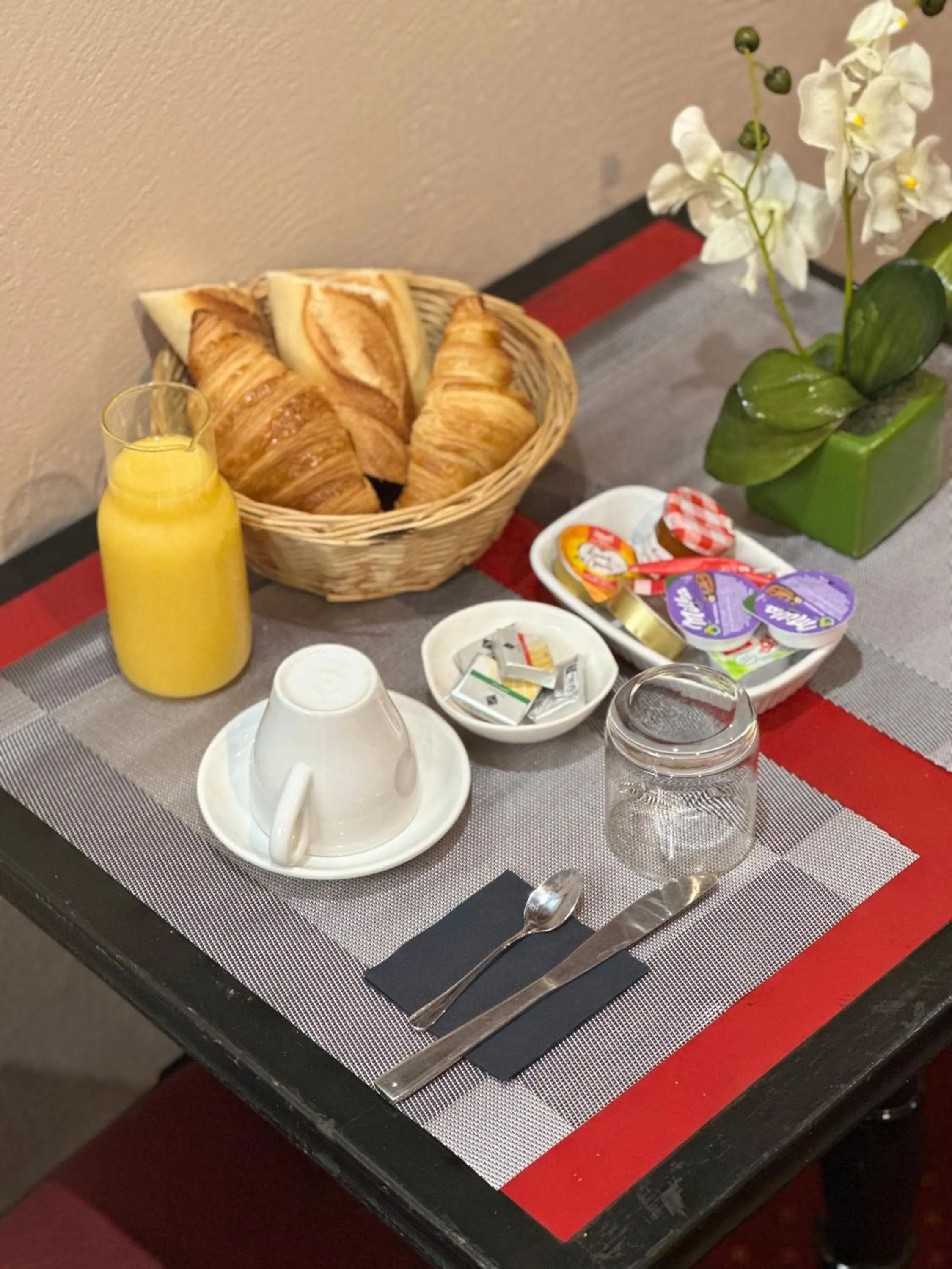 Food and drinks in Hotel Victor Hugo