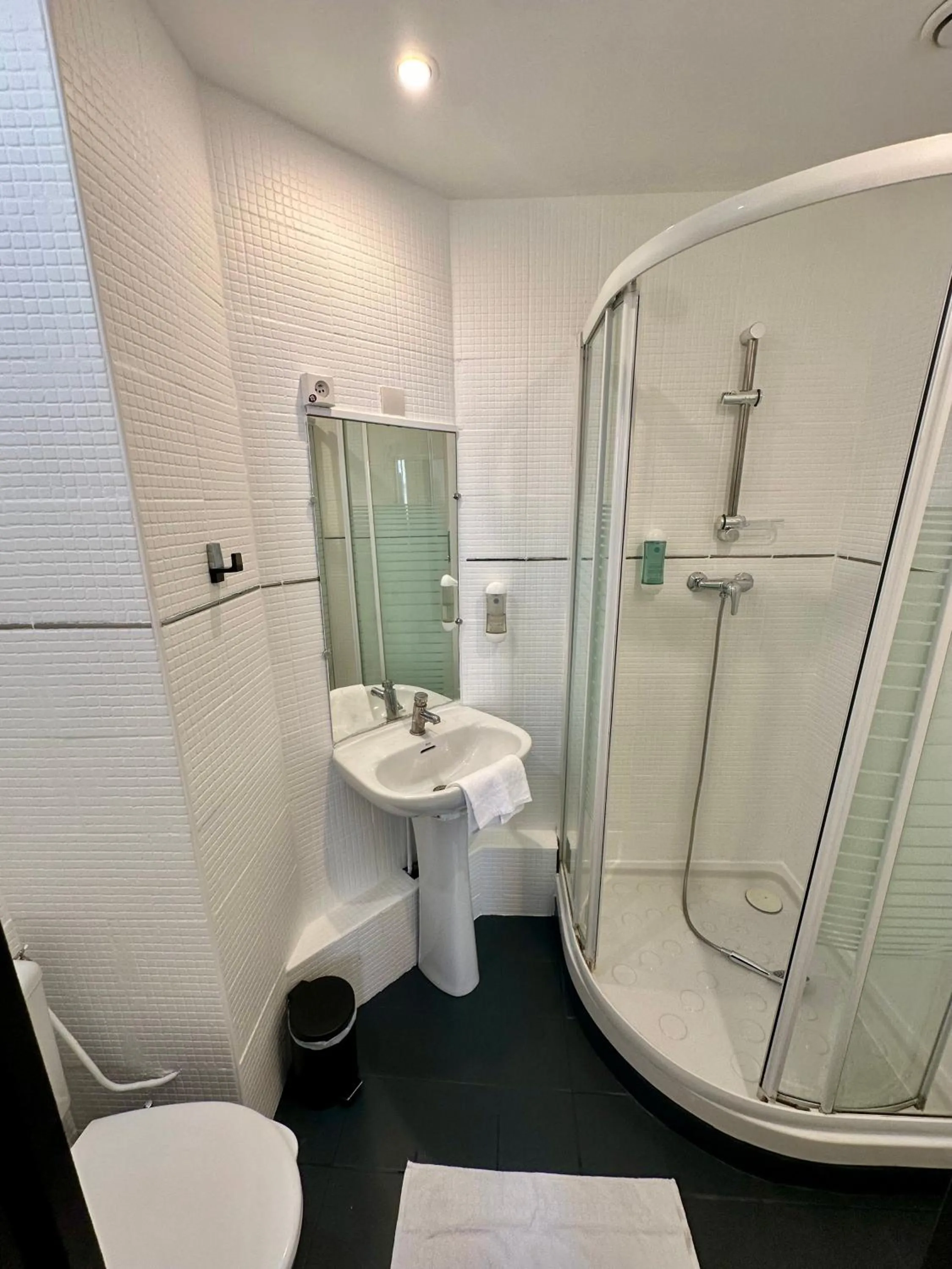 Shower in Hotel Victor Hugo