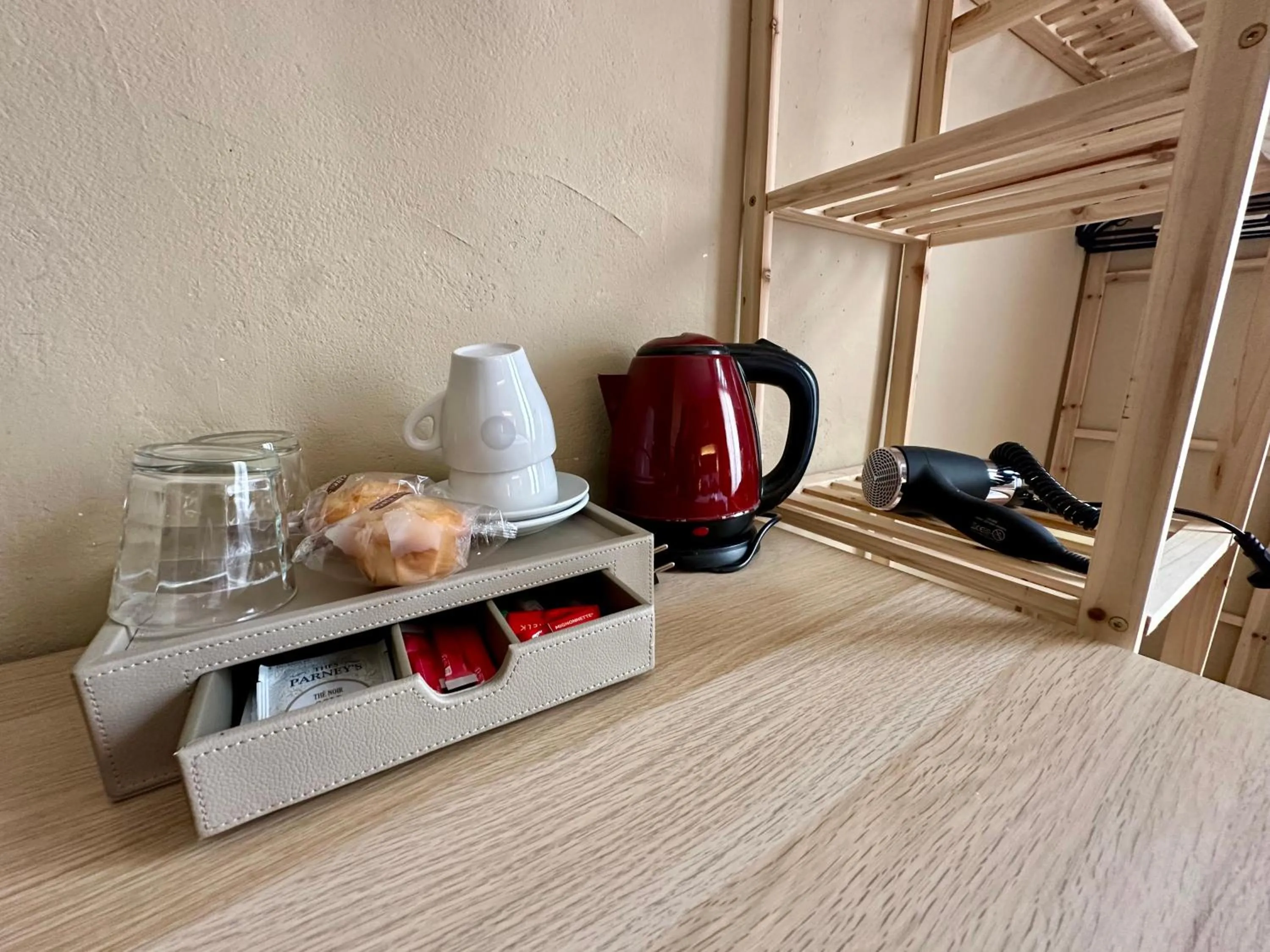 Coffee/tea facilities, Bed in Hotel Victor Hugo