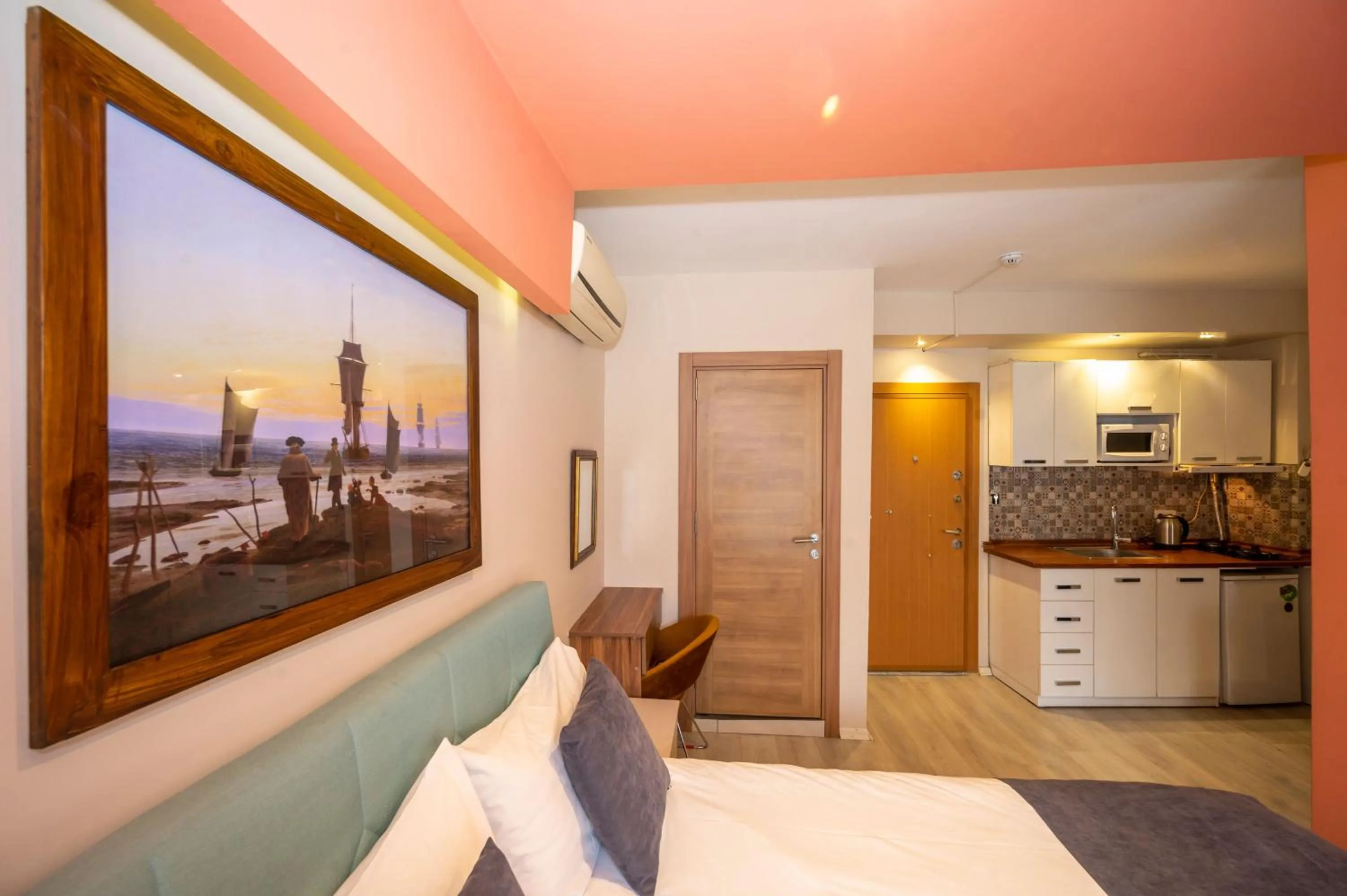 Photo of the whole room, Bed in Marida Suit - Istanbul Taksim