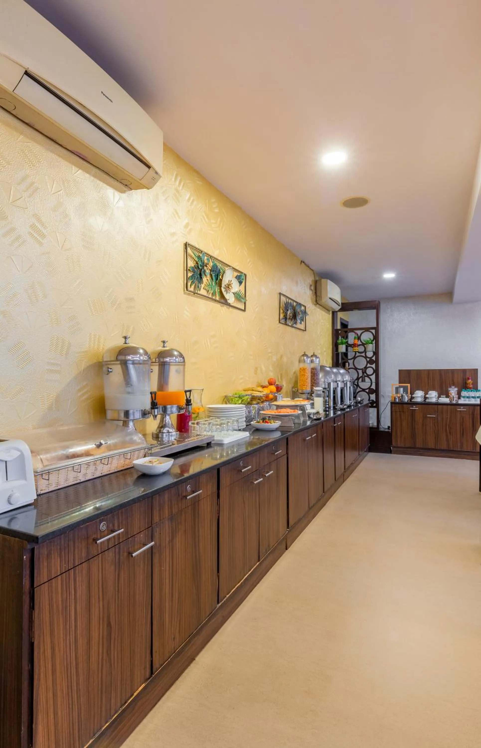 Restaurant/places to eat in Rosewood Apartment Hotel - Pantnagar
