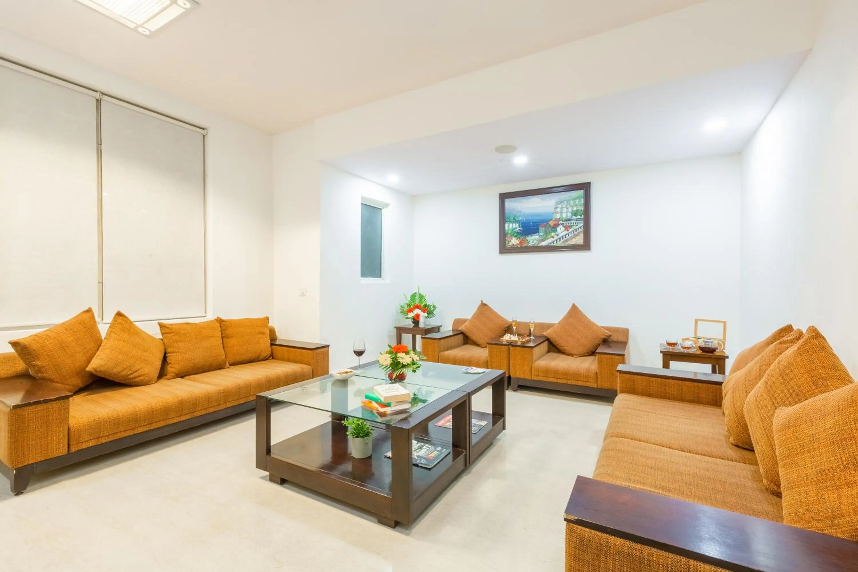 Lounge or bar in Rosewood Apartment Hotel - Pantnagar