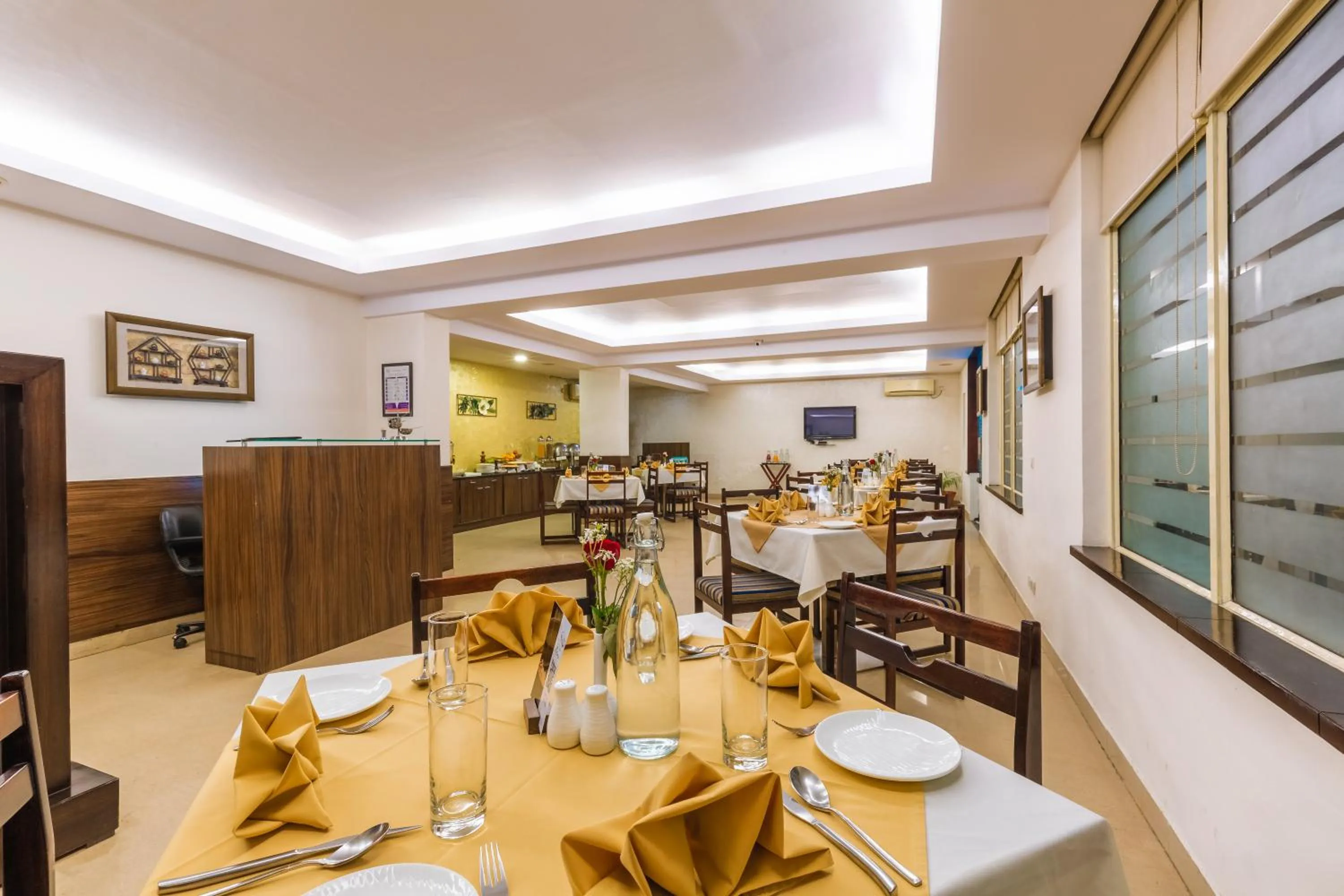 Restaurant/places to eat in Rosewood Apartment Hotel - Pantnagar