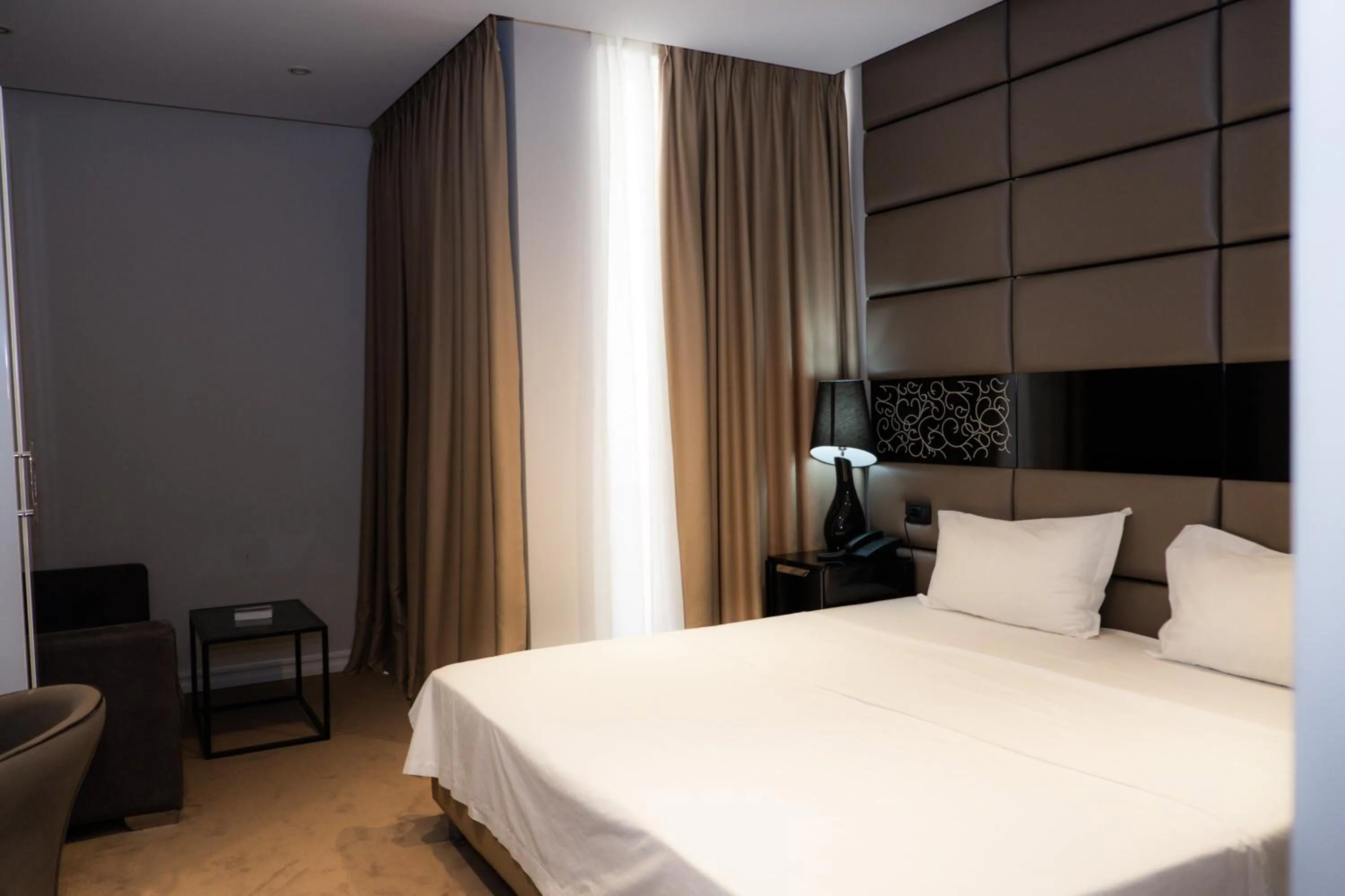 Photo of the whole room, Bed in Senator Hotel