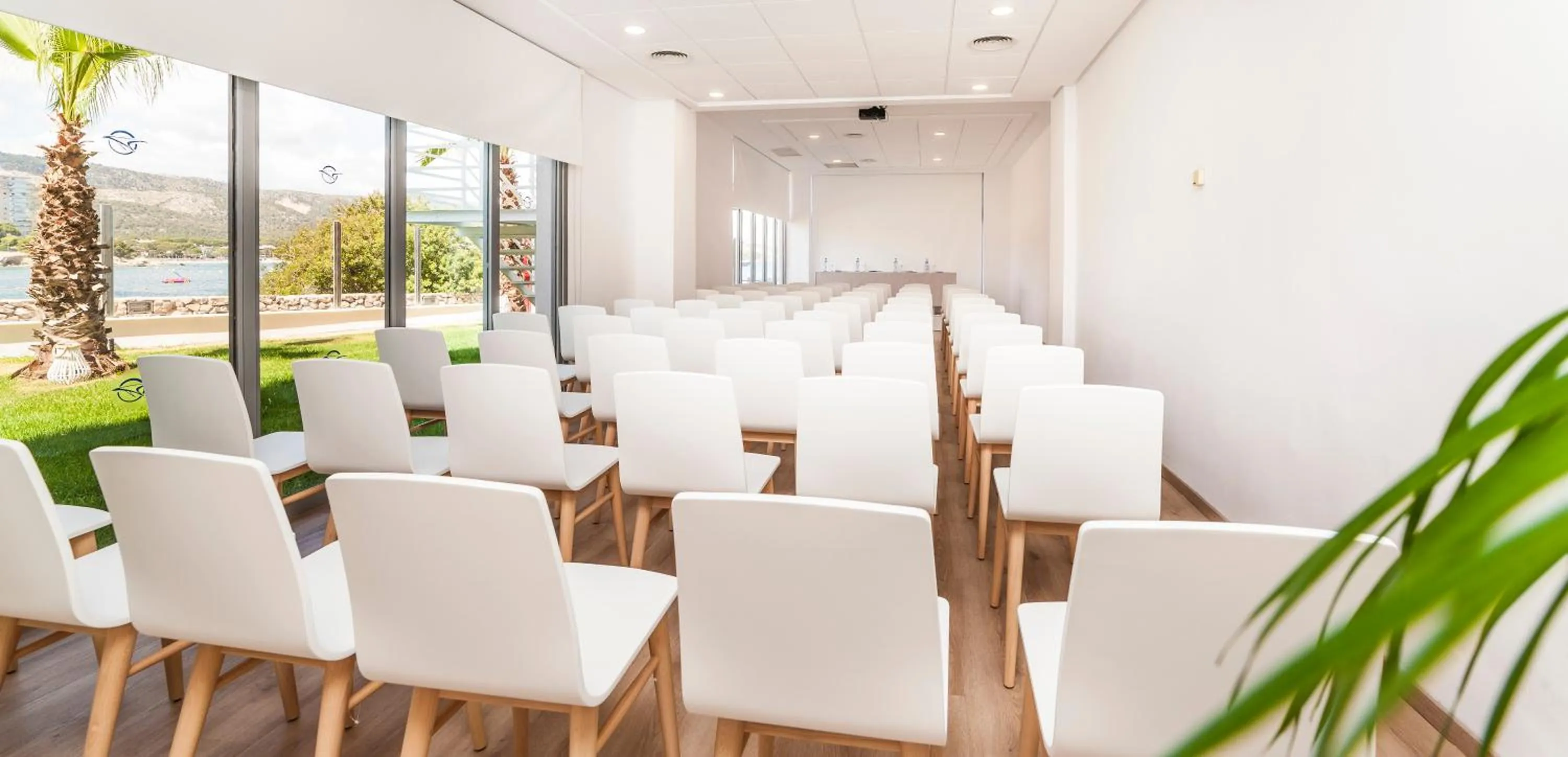 Business facilities in Globales Santa Lucia - Adults Only 18