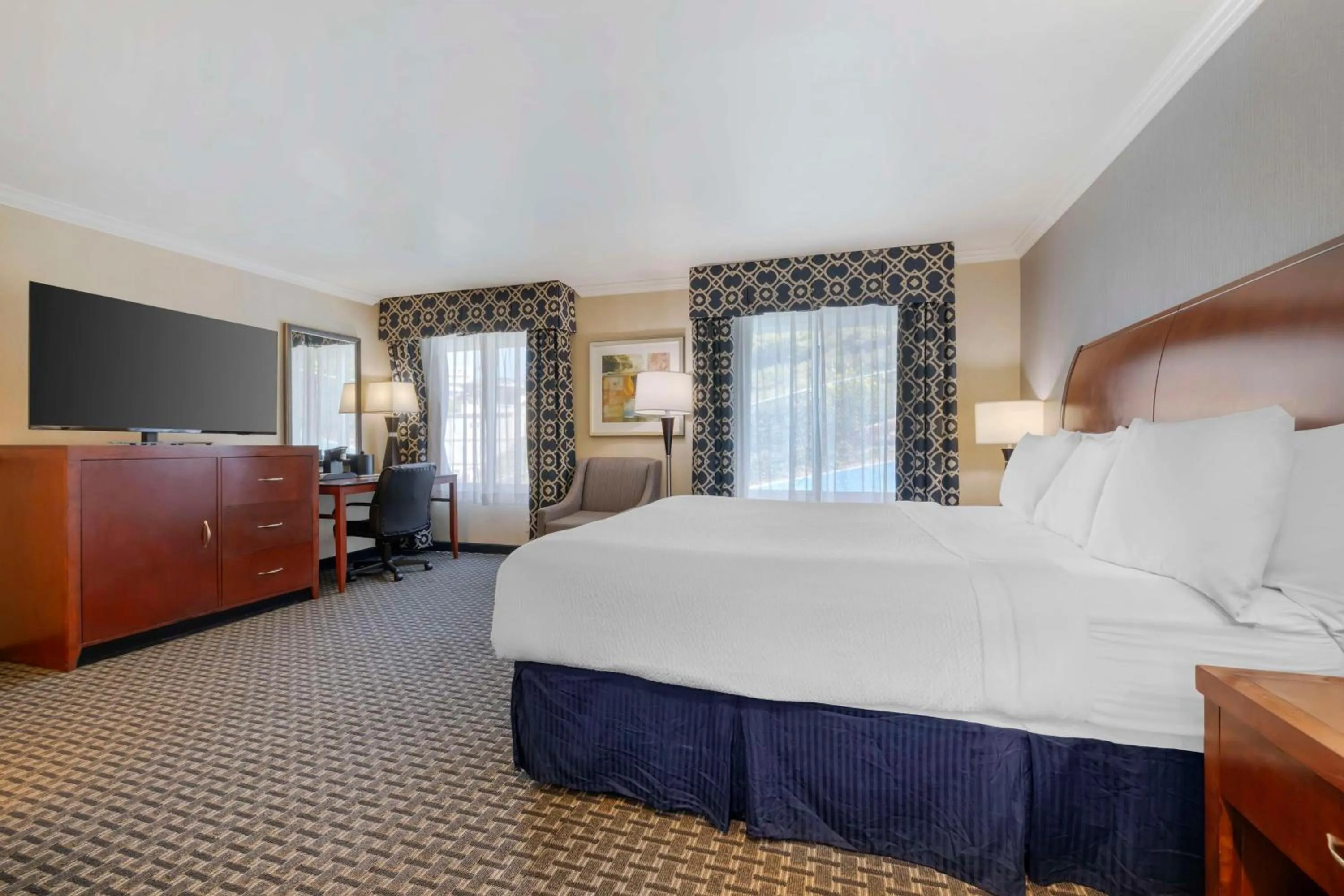 Bedroom, Bed in Best Western Plus Marina Shores Hotel