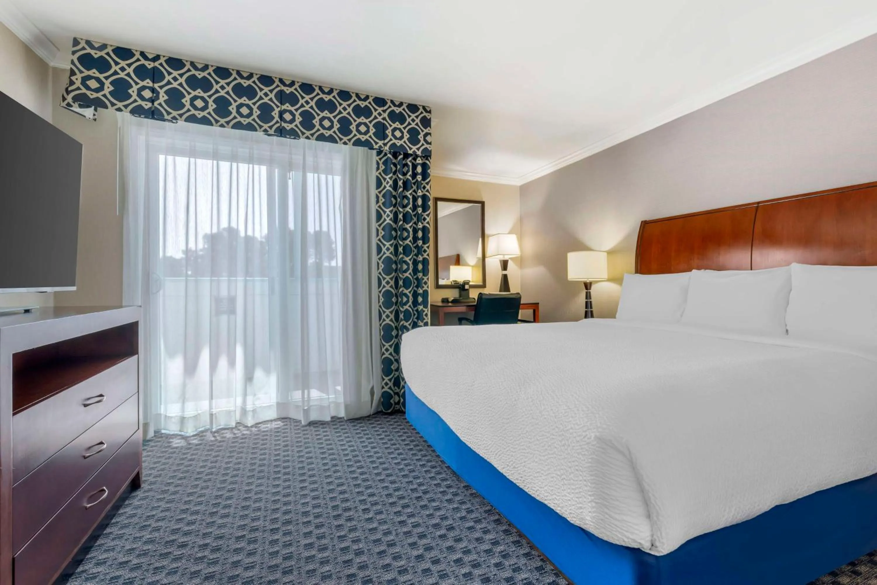 Bedroom, Bed in Best Western Plus Marina Shores Hotel