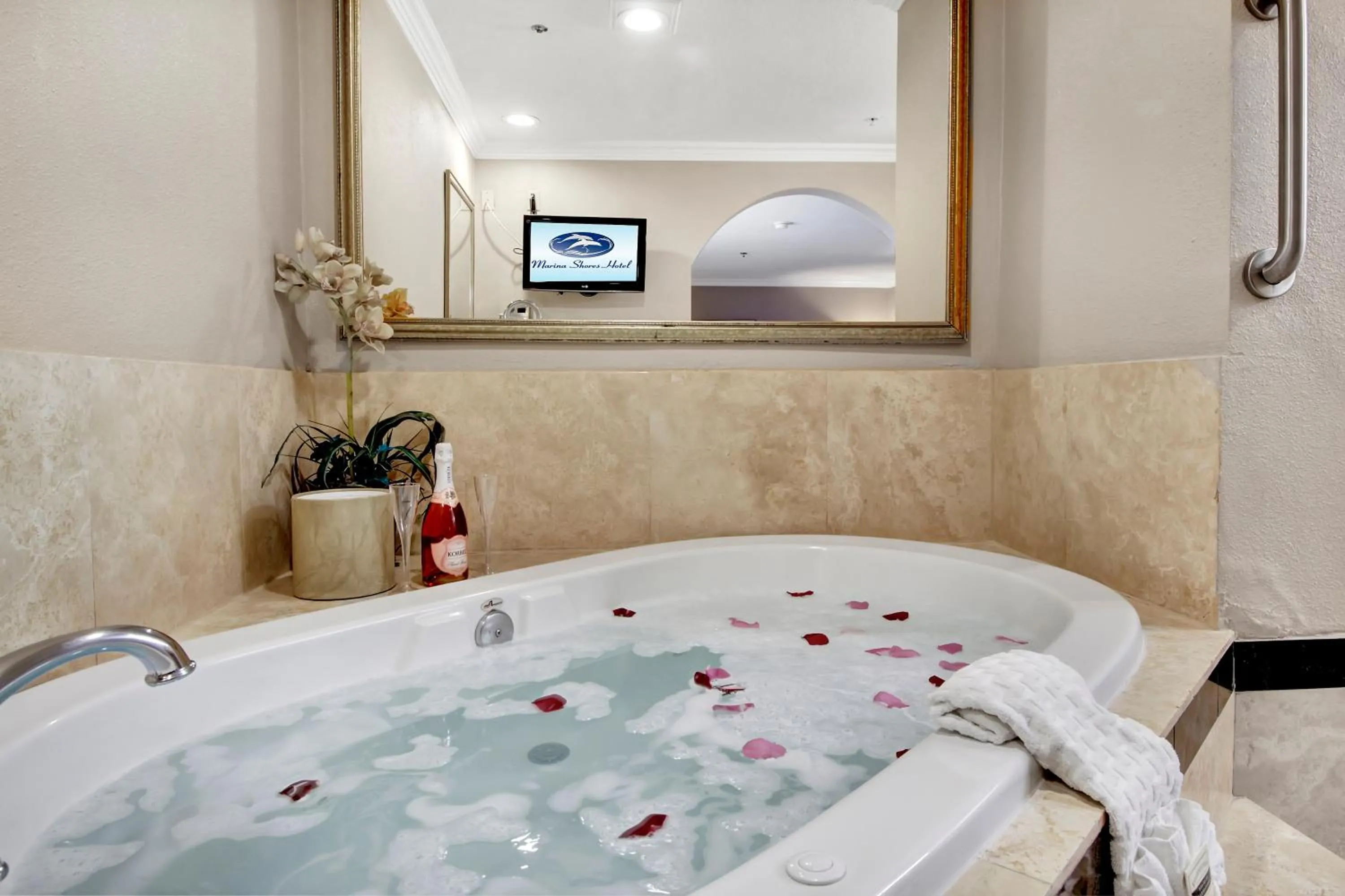 Bath, Bed in Best Western Plus Marina Shores Hotel