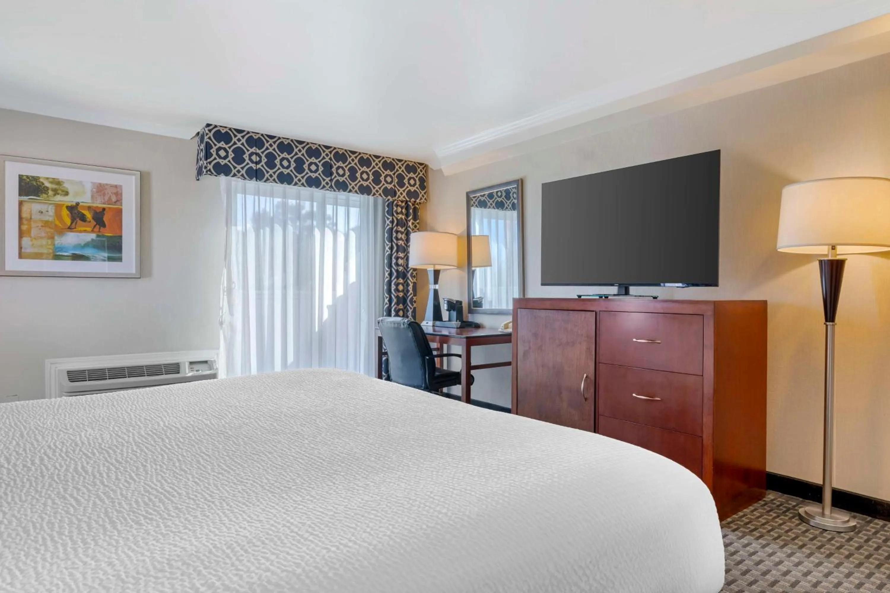 Bedroom, Bed in Best Western Plus Marina Shores Hotel