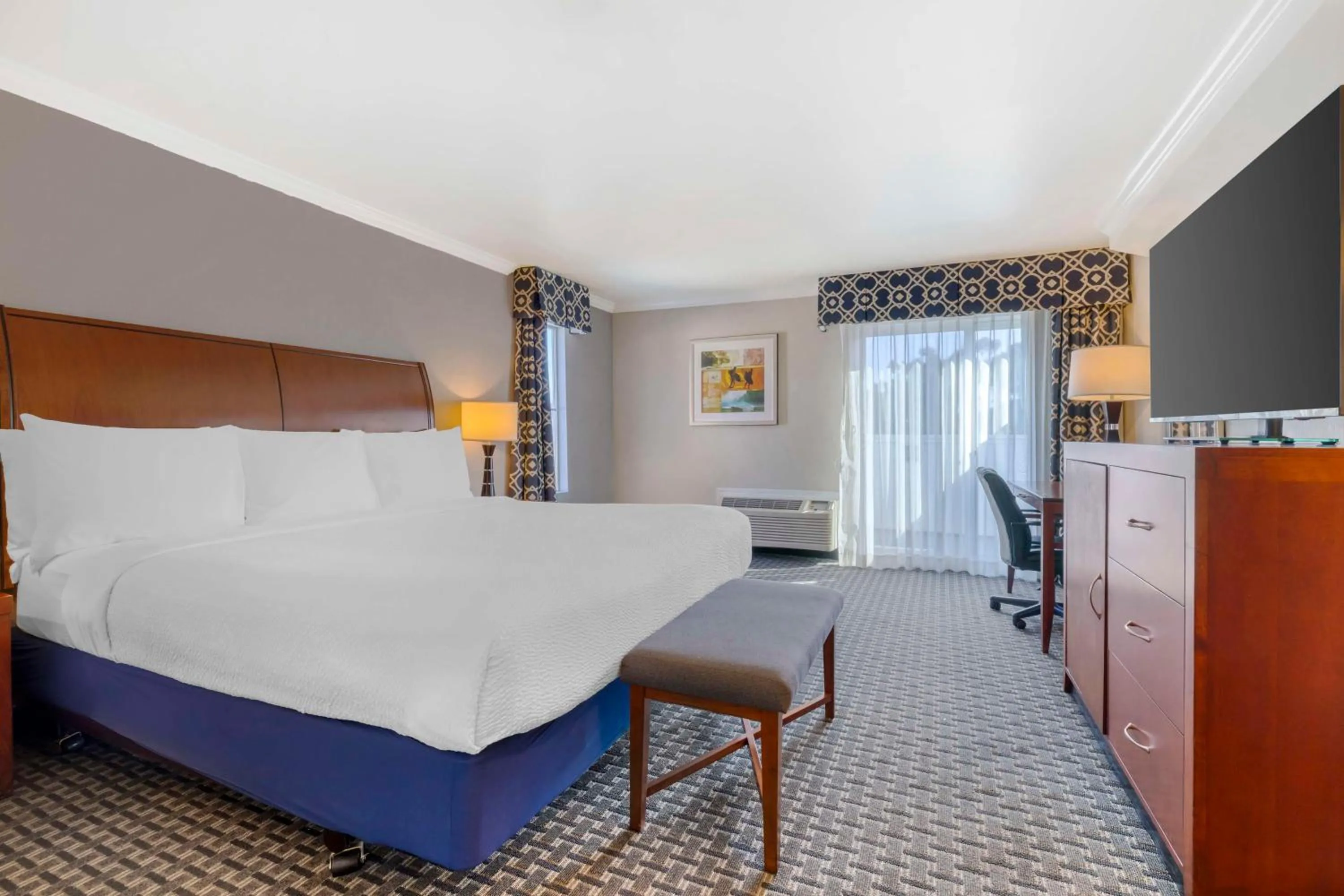 Bedroom, Bed in Best Western Plus Marina Shores Hotel