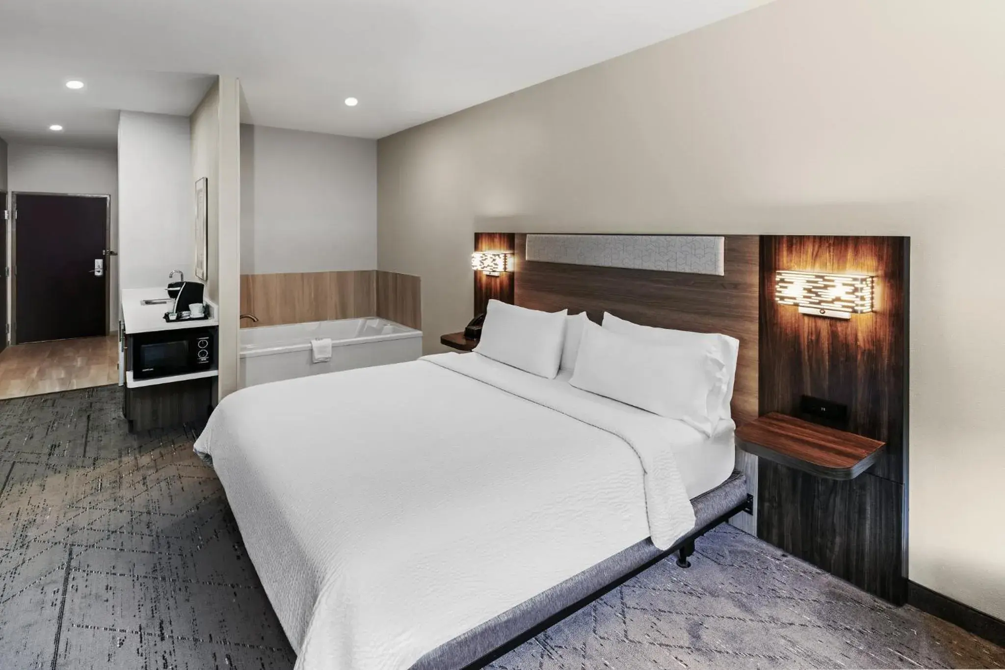 Standard King Room with Mobility Accessible Roll-In Shower in Holiday Inn Express Hotel & Suites Henderson - Traffic Star by IHG Standard King Room with Mobility Accessible Roll-In Shower in Holiday Inn Express Hotel & Suites Henderson - Traffic Star by IHG