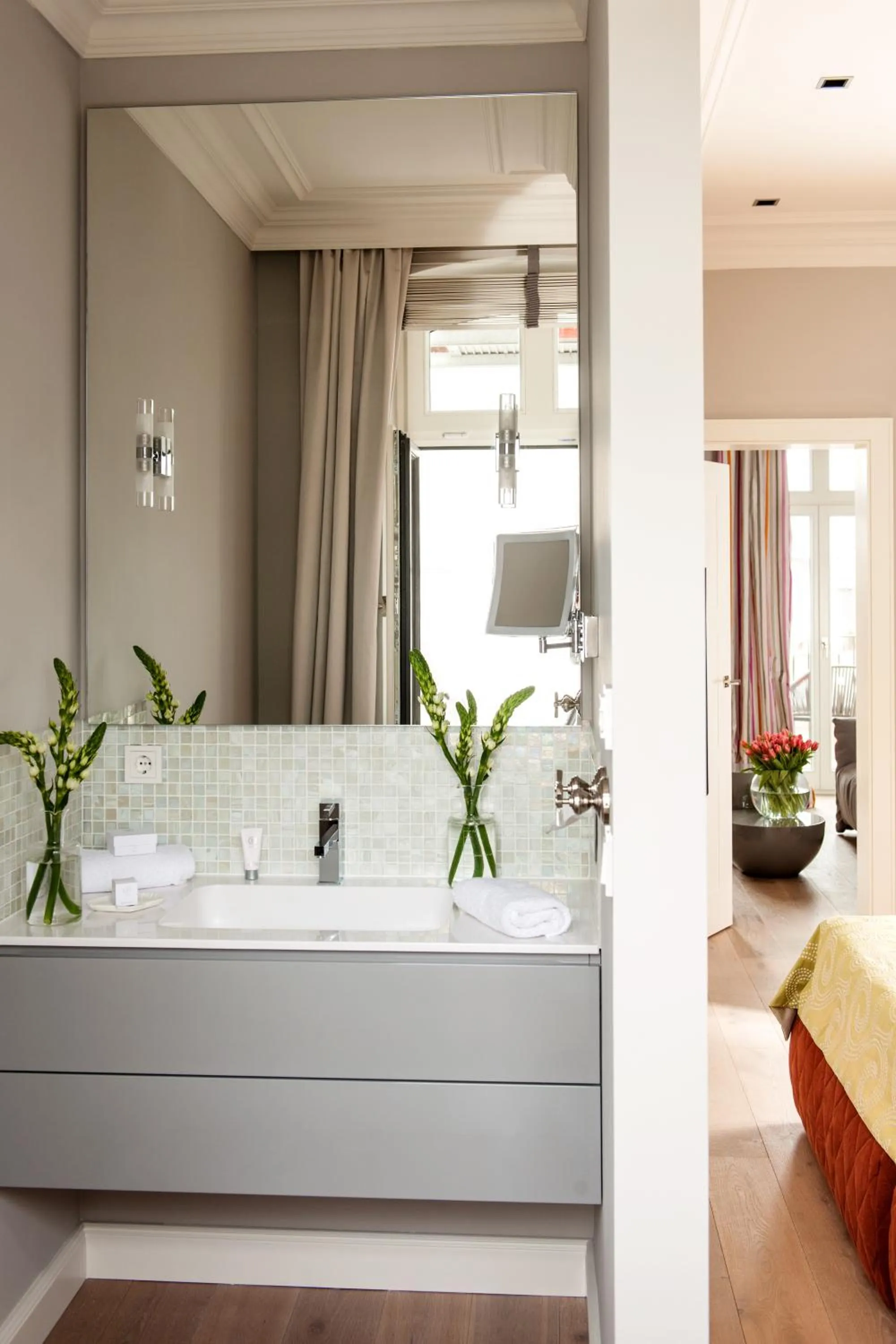 Bathroom, Bed in Hotel Sylter Zollhaus