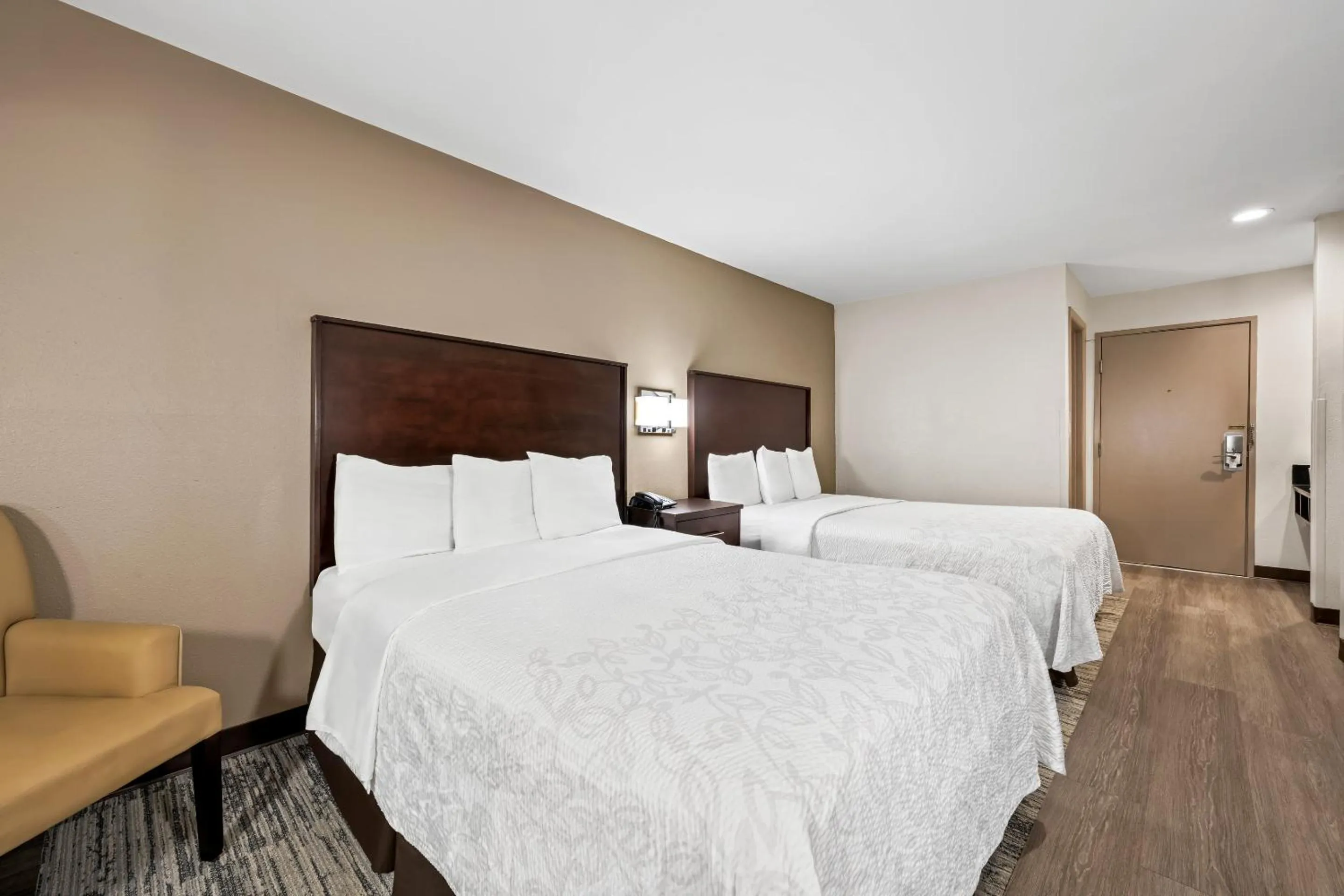 Photo of the whole room, Bed in Red Roof PLUS Henderson