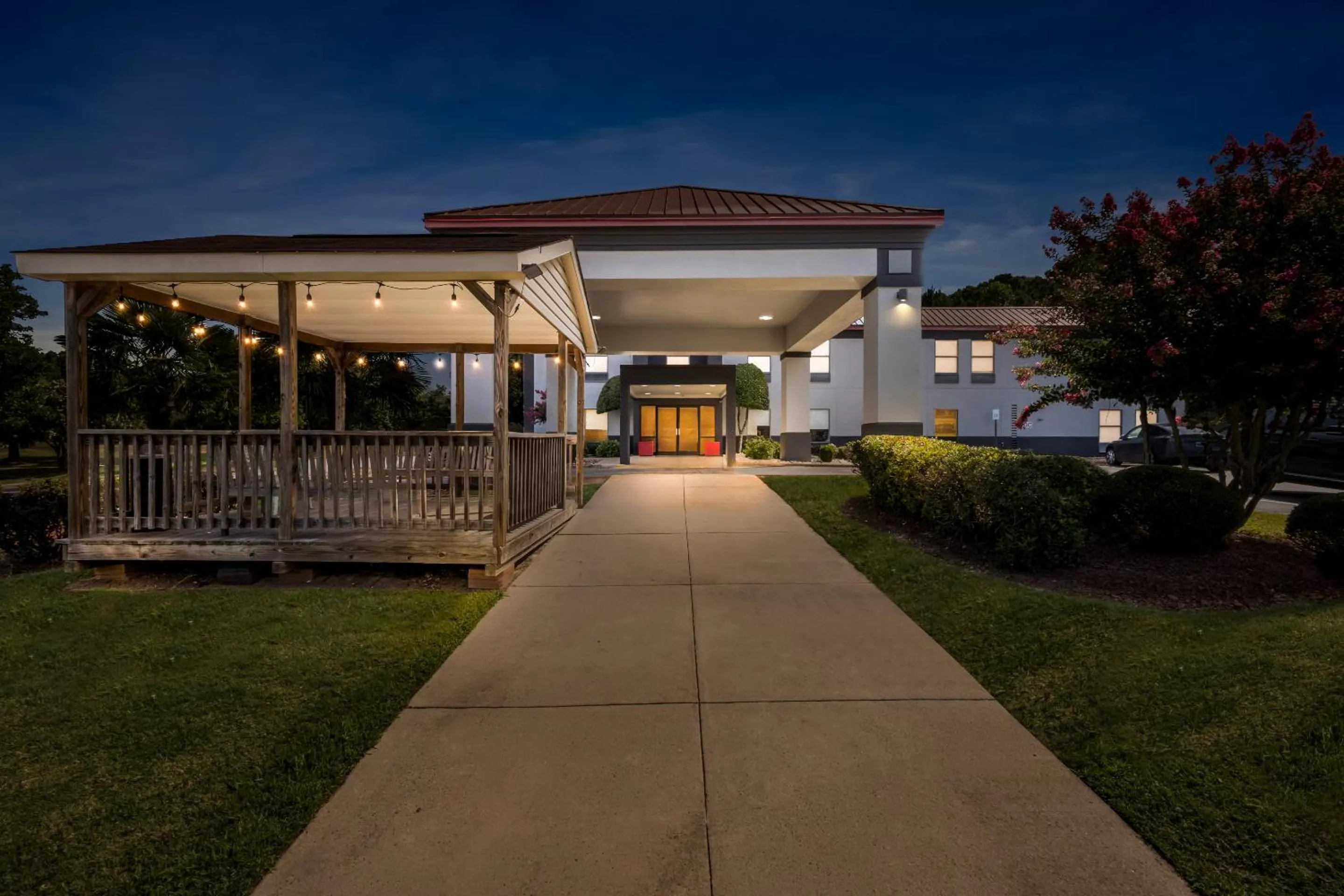 Facade/entrance in Red Roof PLUS Henderson