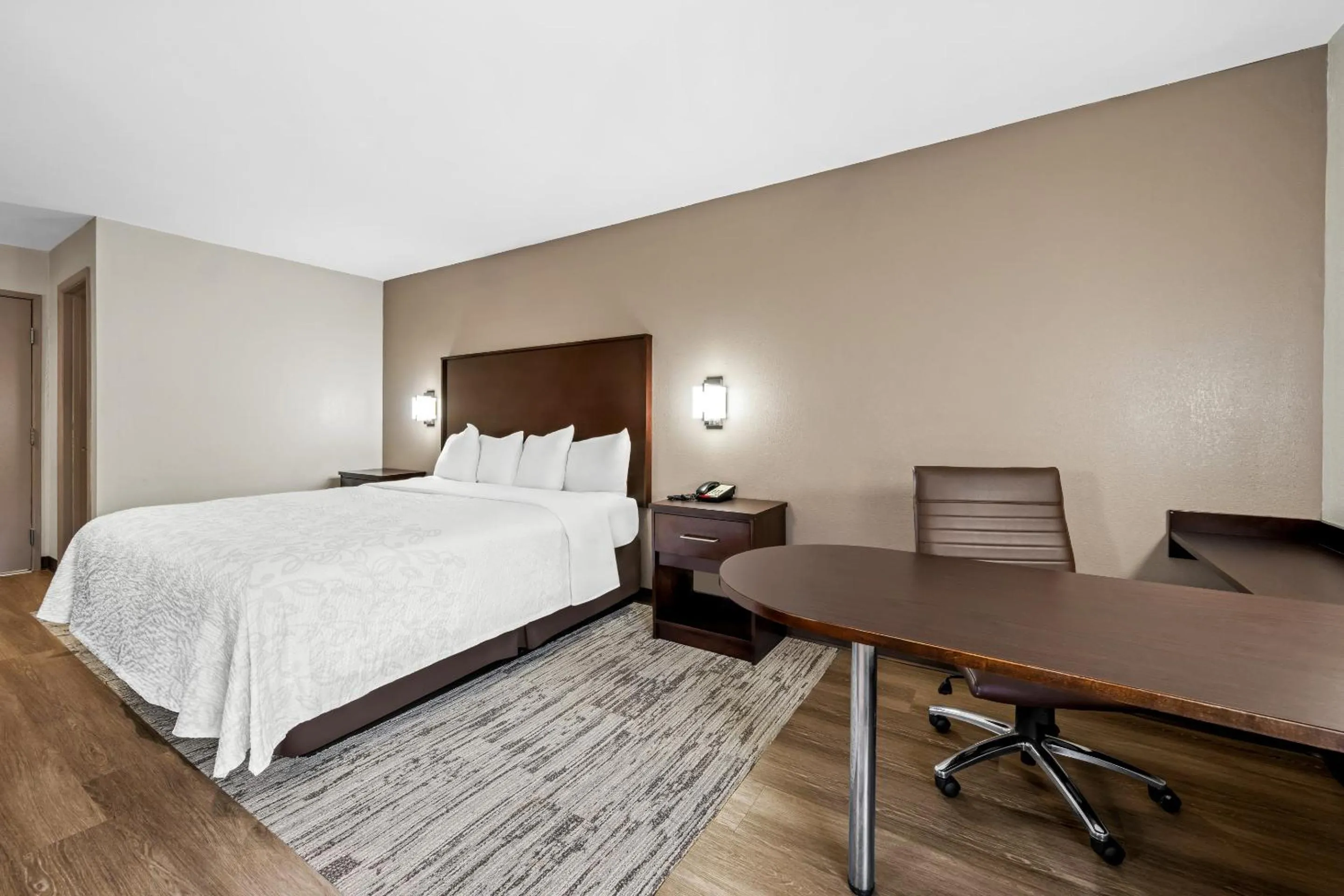 Bedroom, Bed in Red Roof PLUS Henderson