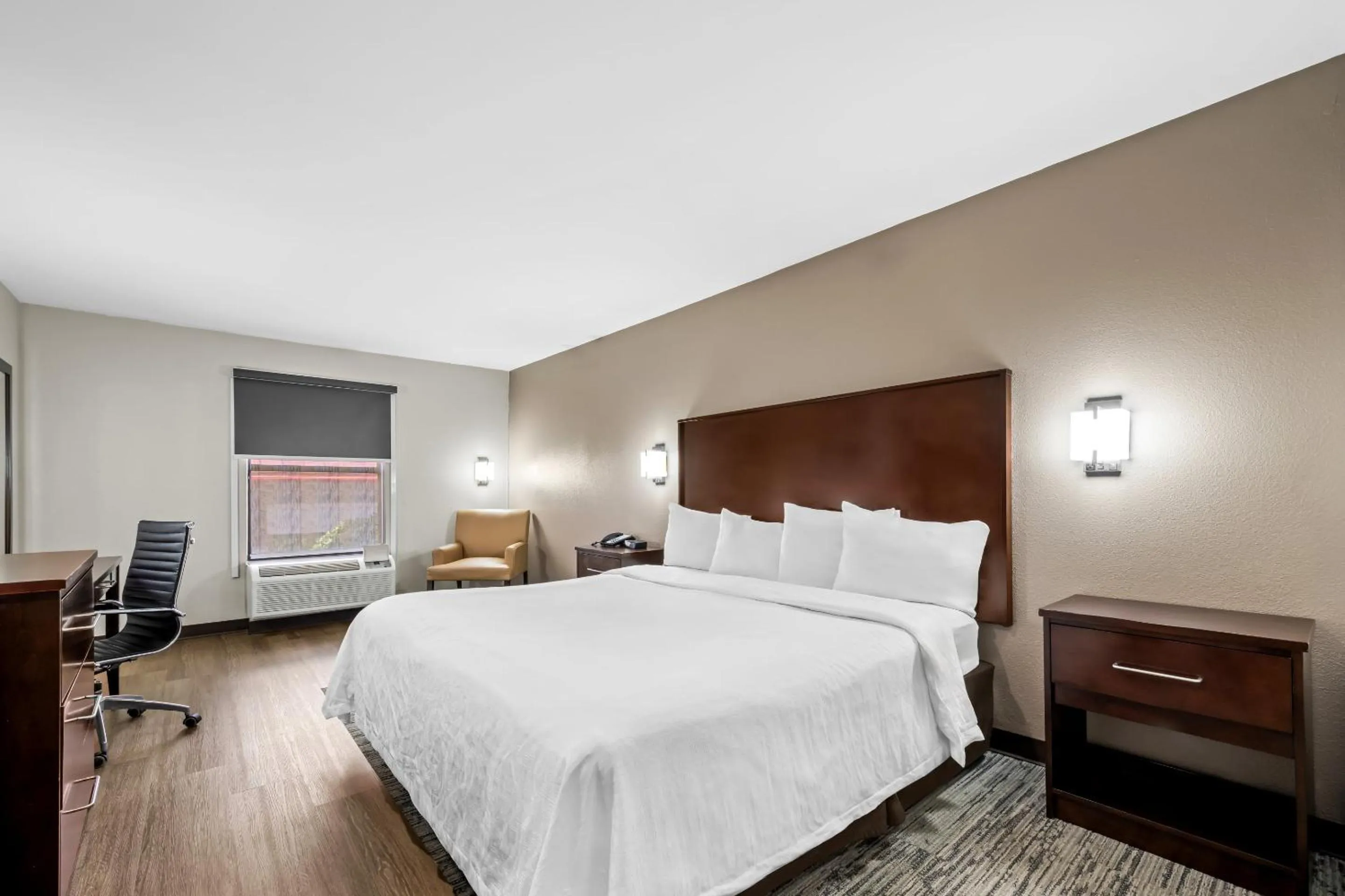 Bedroom, Bed in Red Roof PLUS Henderson