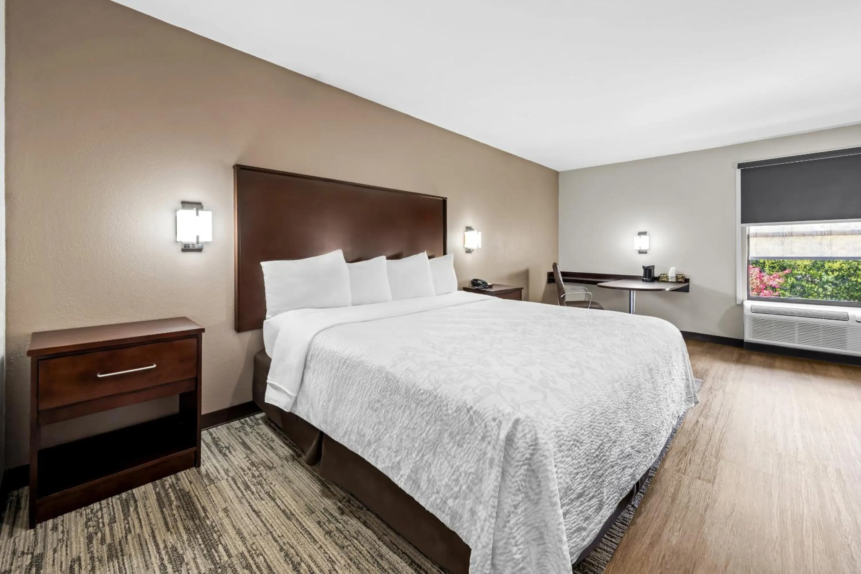 Bedroom, Bed in Red Roof PLUS Henderson