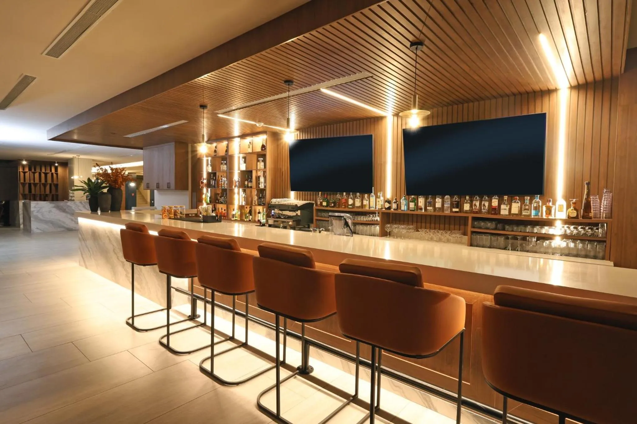 Lounge or bar in voco Hermosillo by IHG
