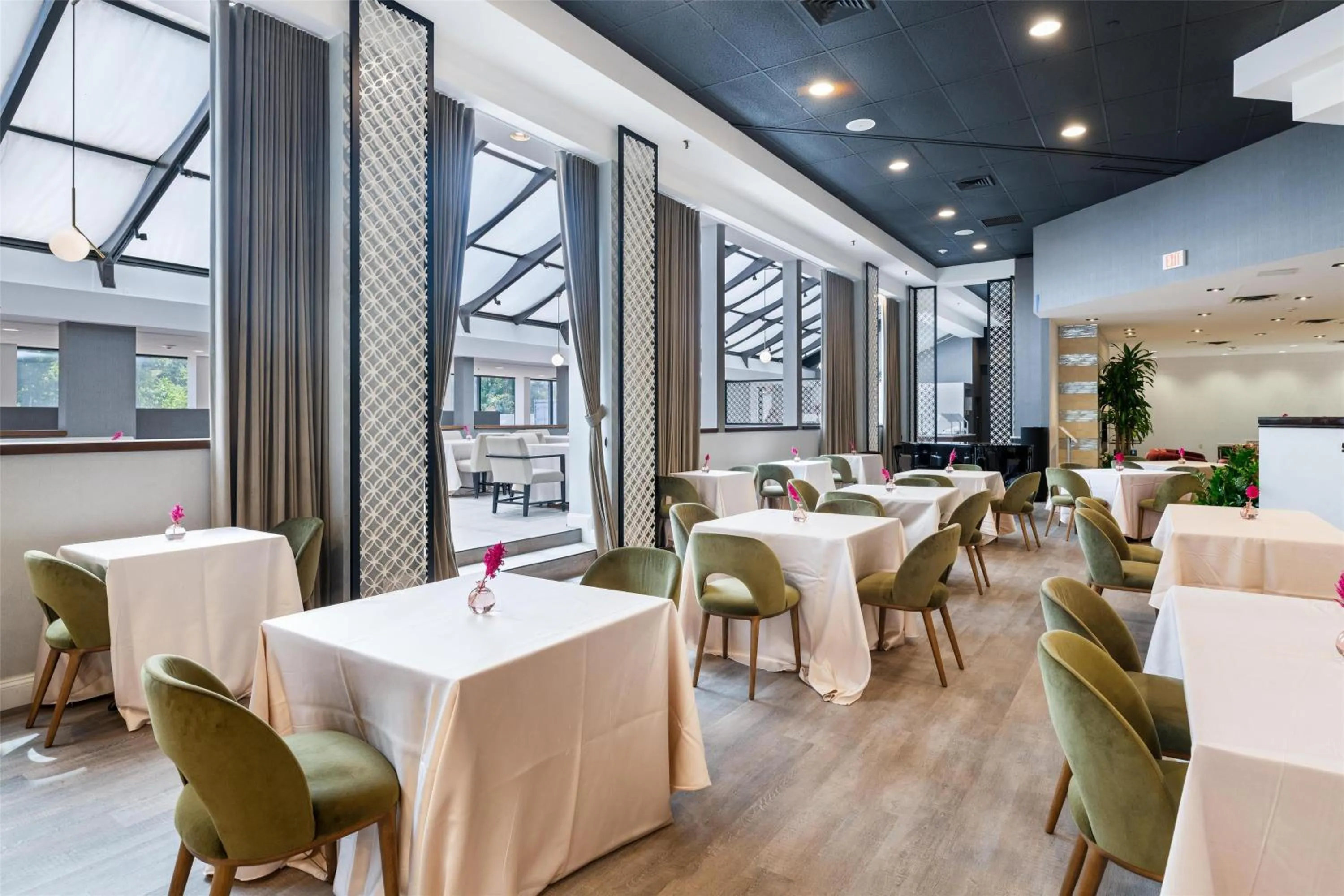 Lounge or bar in DoubleTree by Hilton Fairfield Hotel & Suites