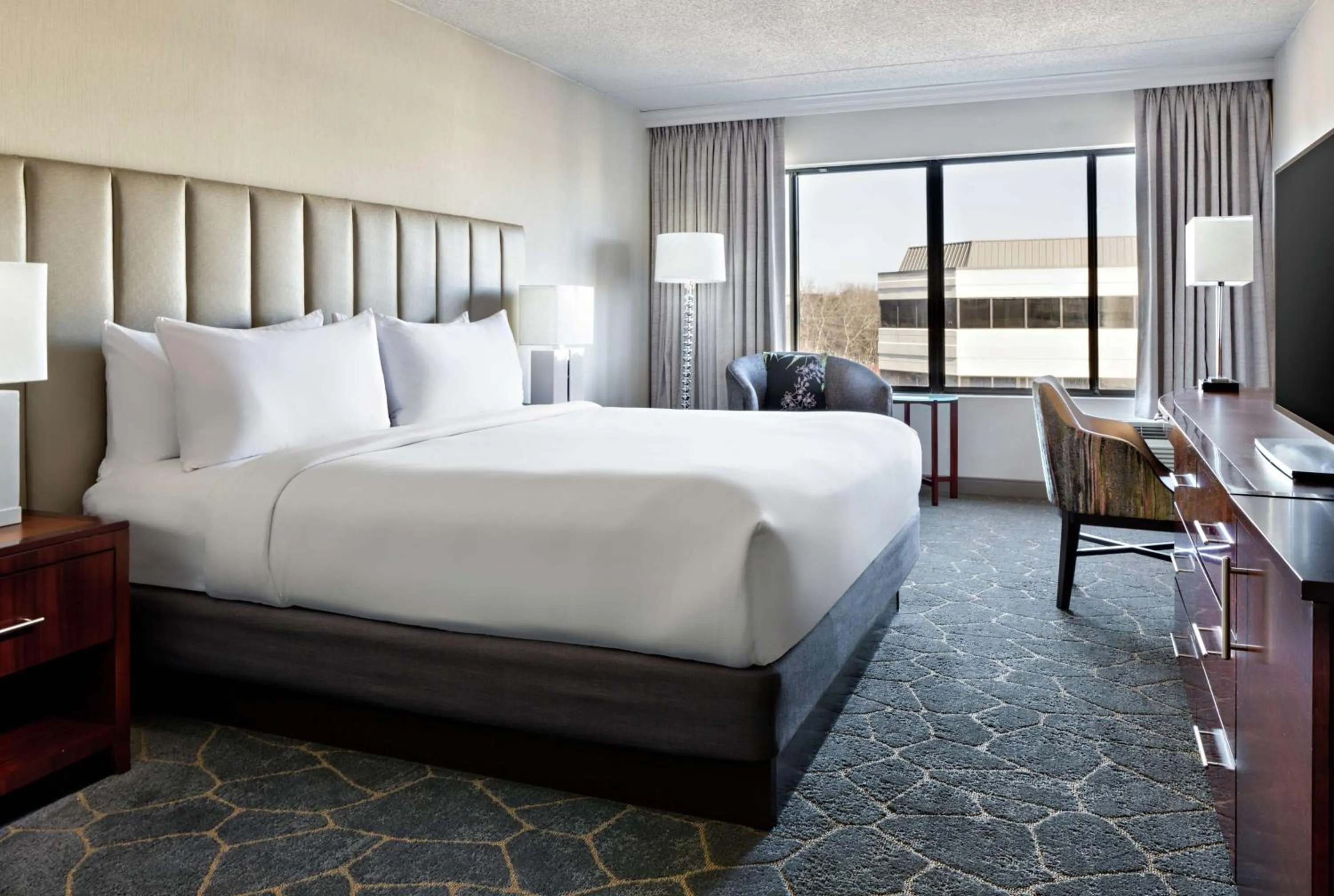 Bed in DoubleTree by Hilton Fairfield Hotel & Suites