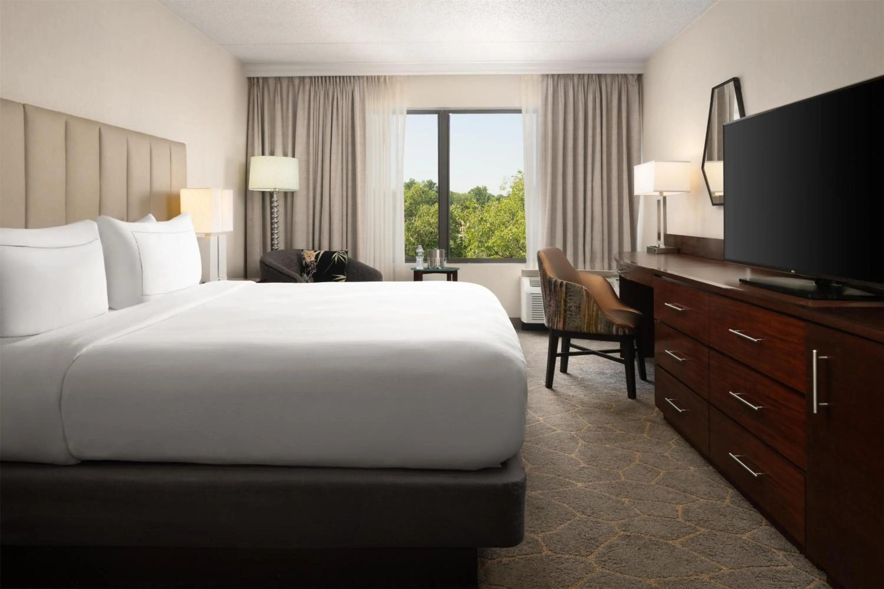 Bed in DoubleTree by Hilton Fairfield Hotel & Suites