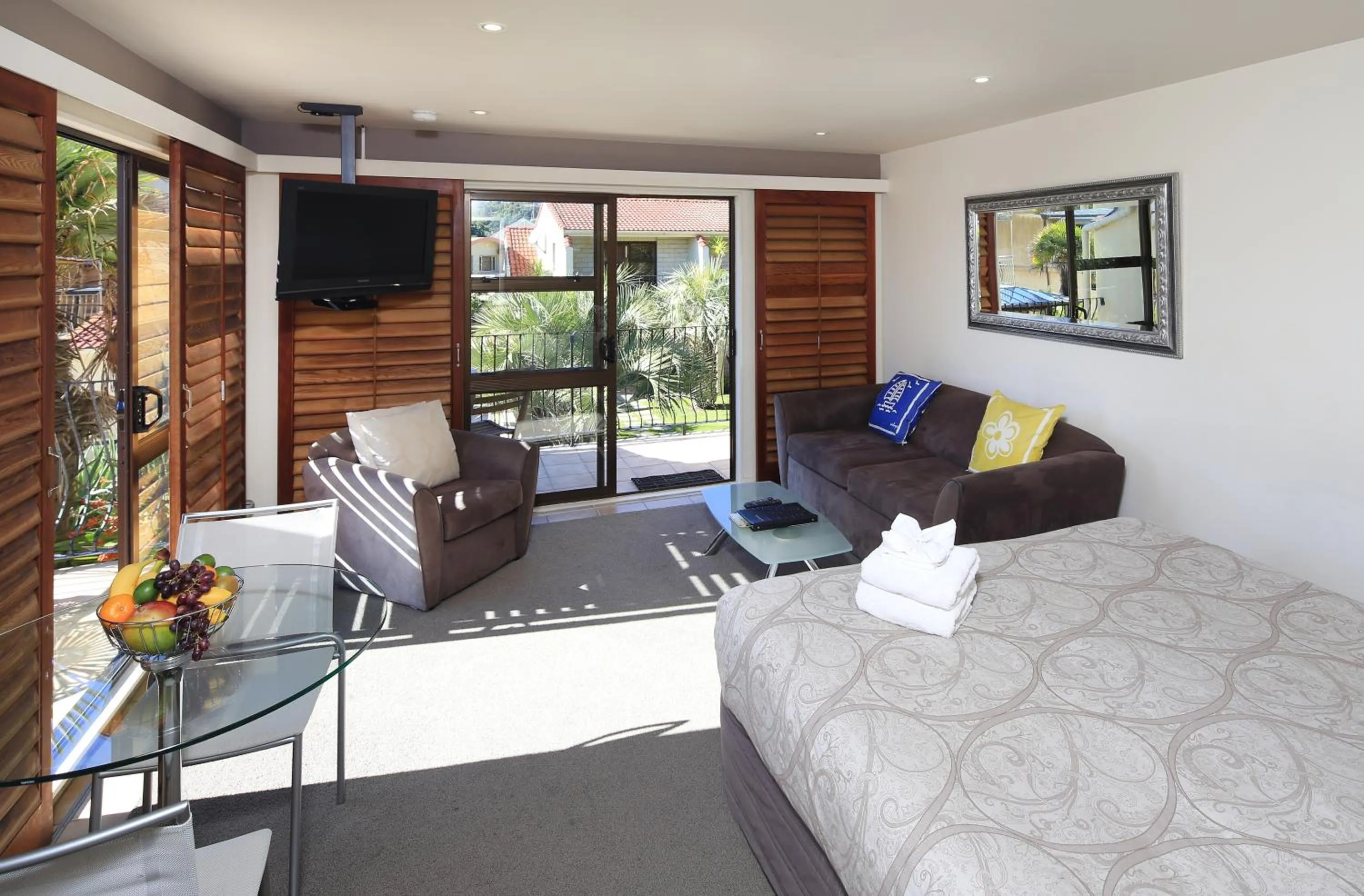 Day in Onetangi Beach Apartments