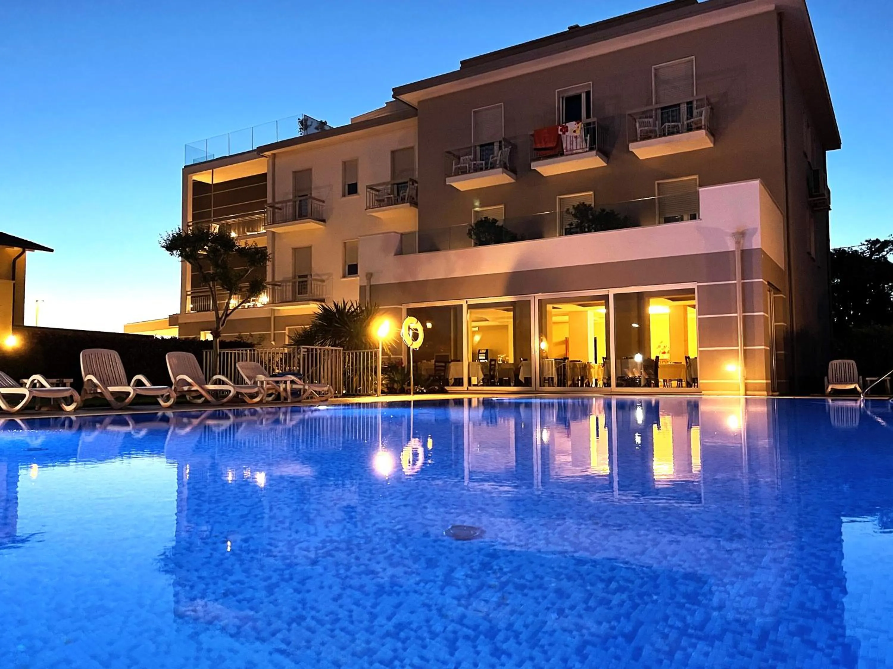 Swimming pool in Hotel Paradiso