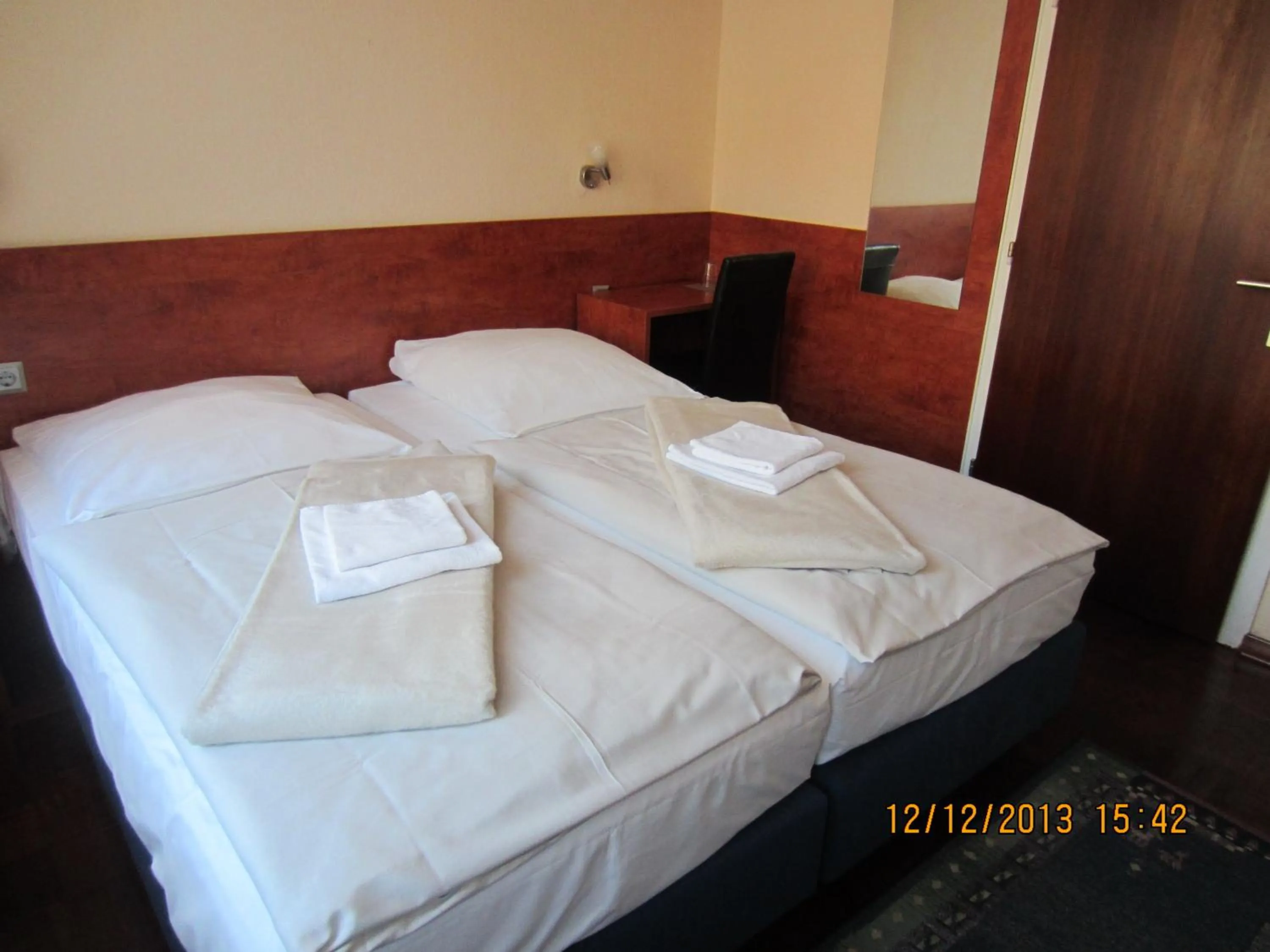 Photo of the whole room, Bed in Altstadt Hotel Rheinblick