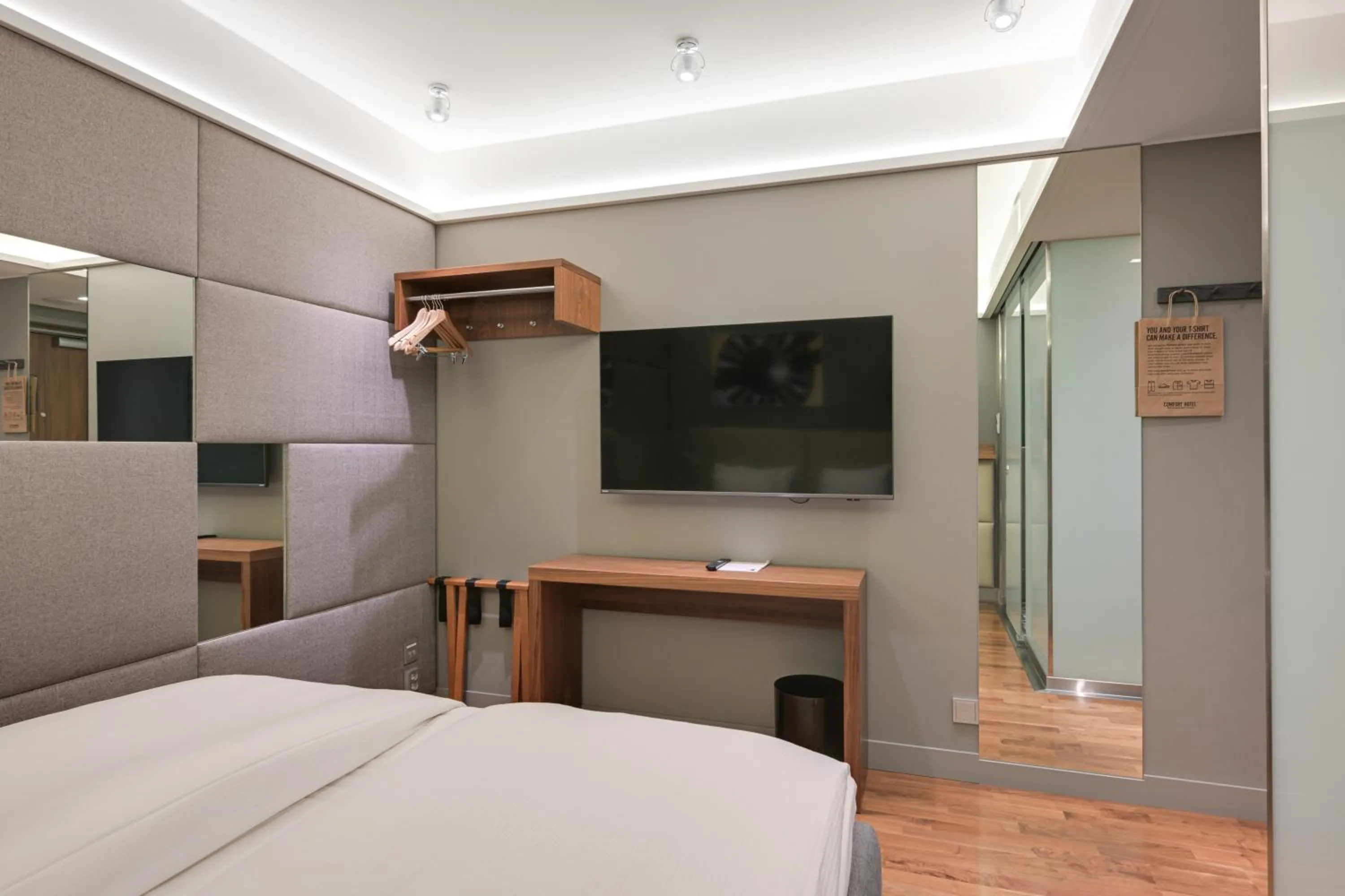 TV and multimedia, Bed in Comfort Hotel Xpress Helsinki Airport Terminal