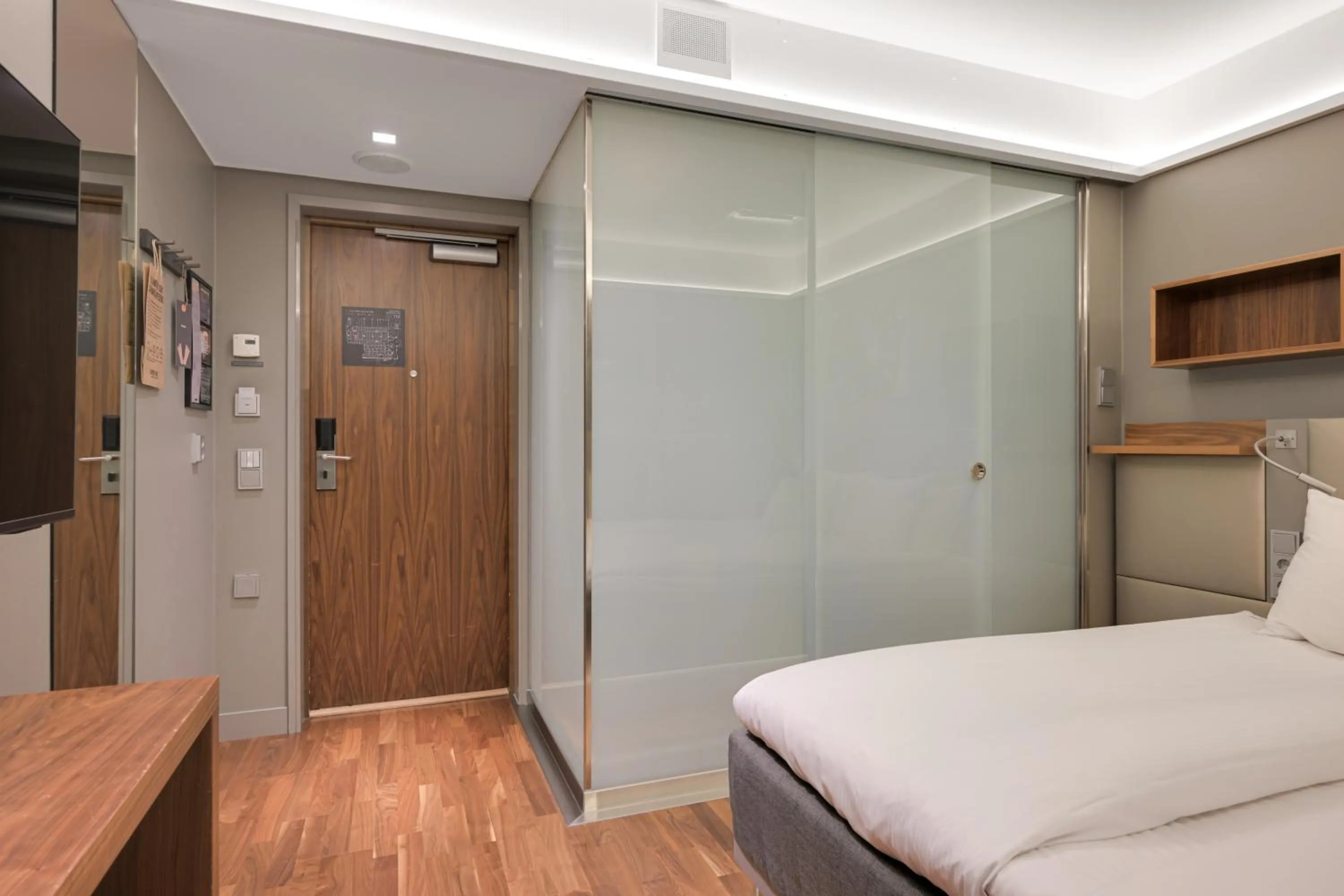 Bedroom, Bed in Comfort Hotel Xpress Helsinki Airport Terminal