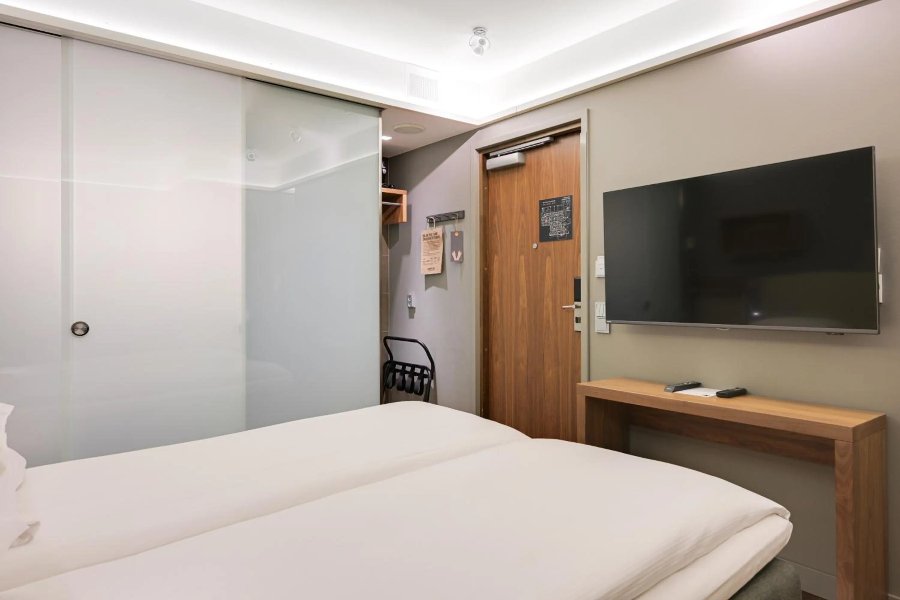 TV and multimedia, Bed in Comfort Hotel Xpress Helsinki Airport Terminal