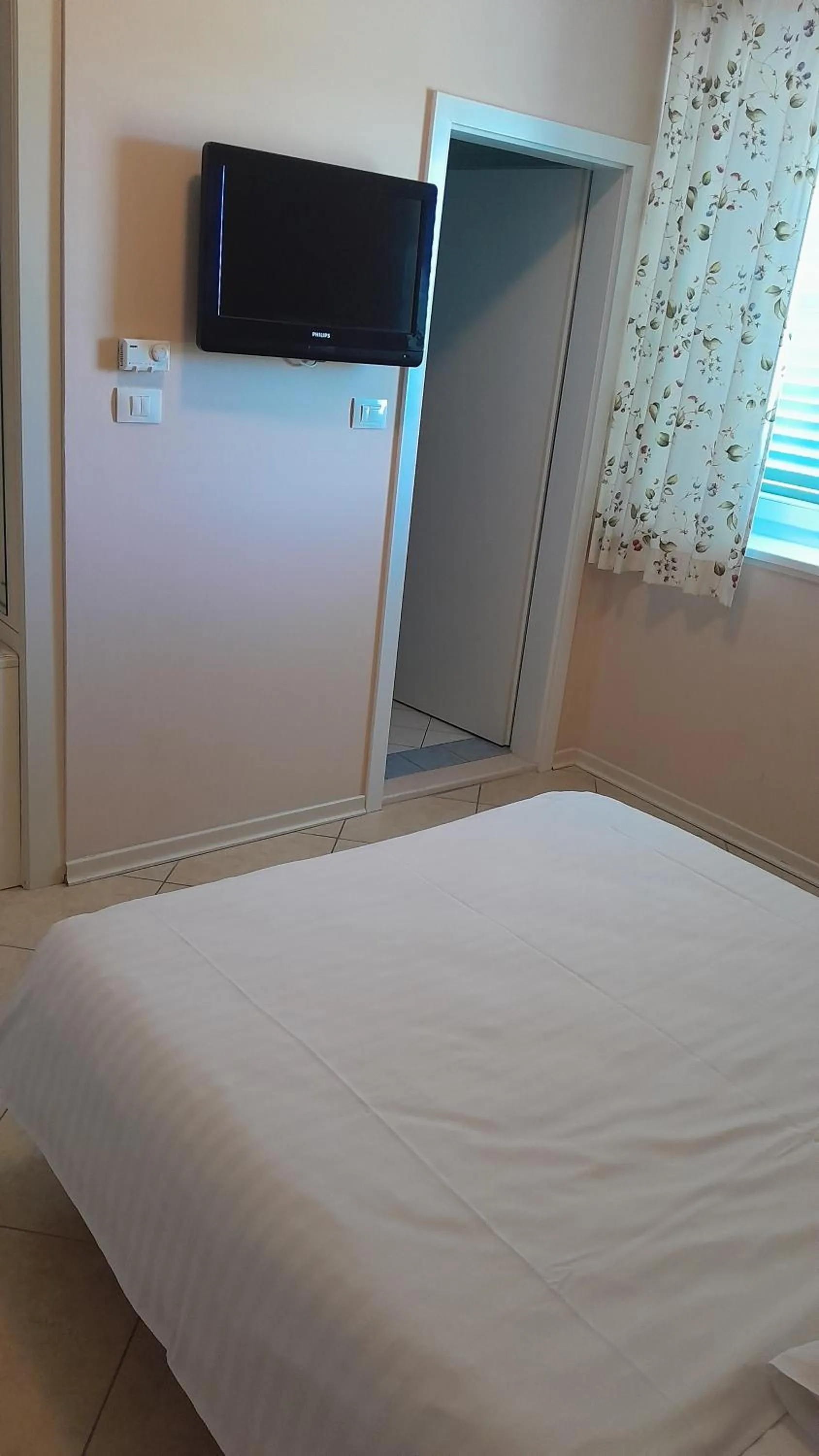 Communal lounge/ TV room, Bed in Hotel Kozana