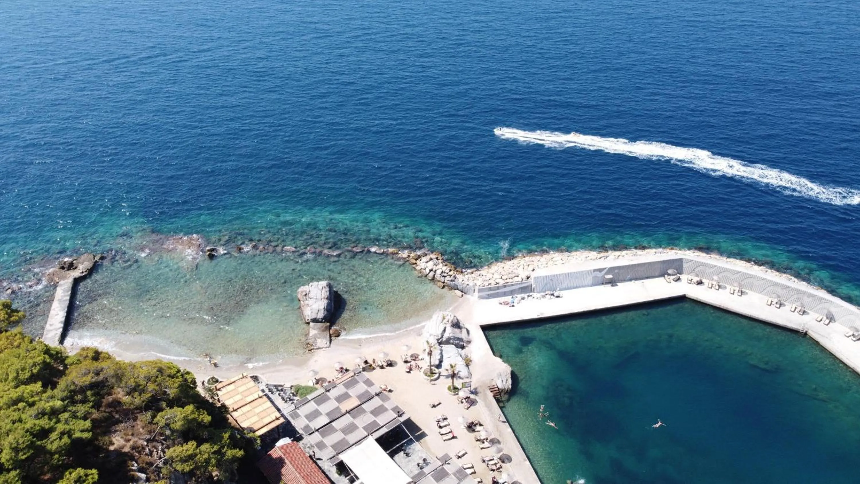 Beach in Pine Bay Holiday Resort
