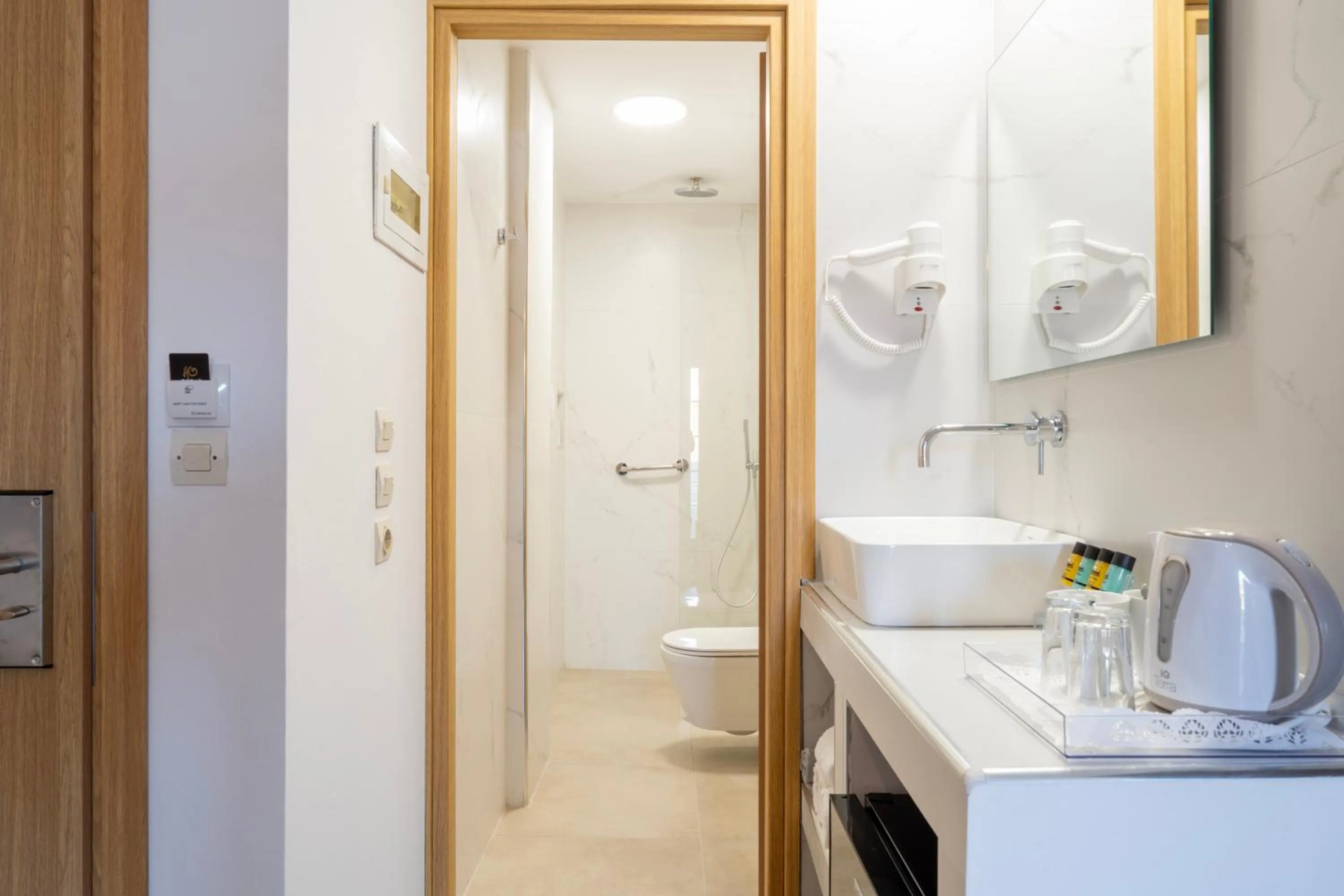 Shower in Oscar Hotel