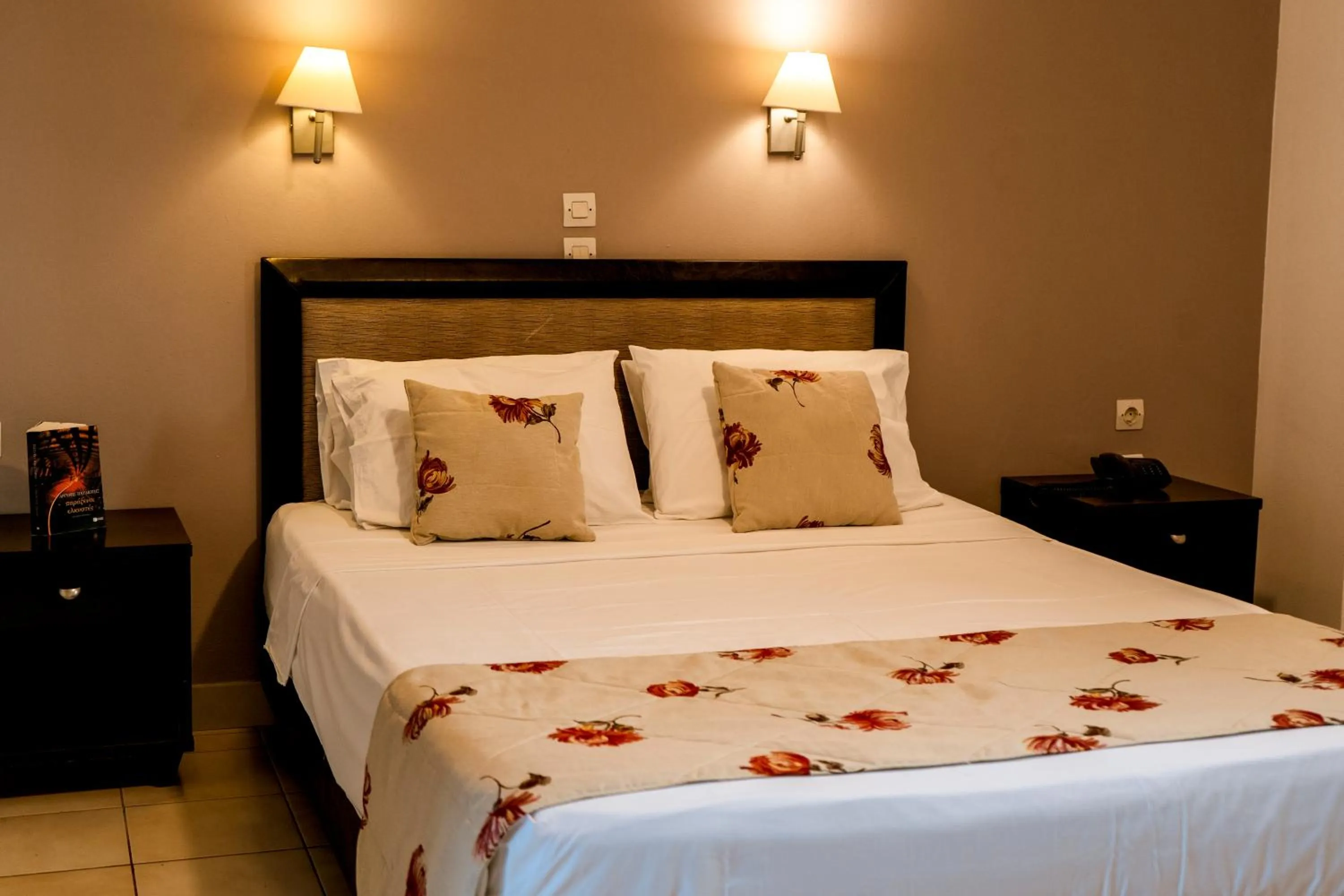 Bedroom, Bed in Oscar Hotel