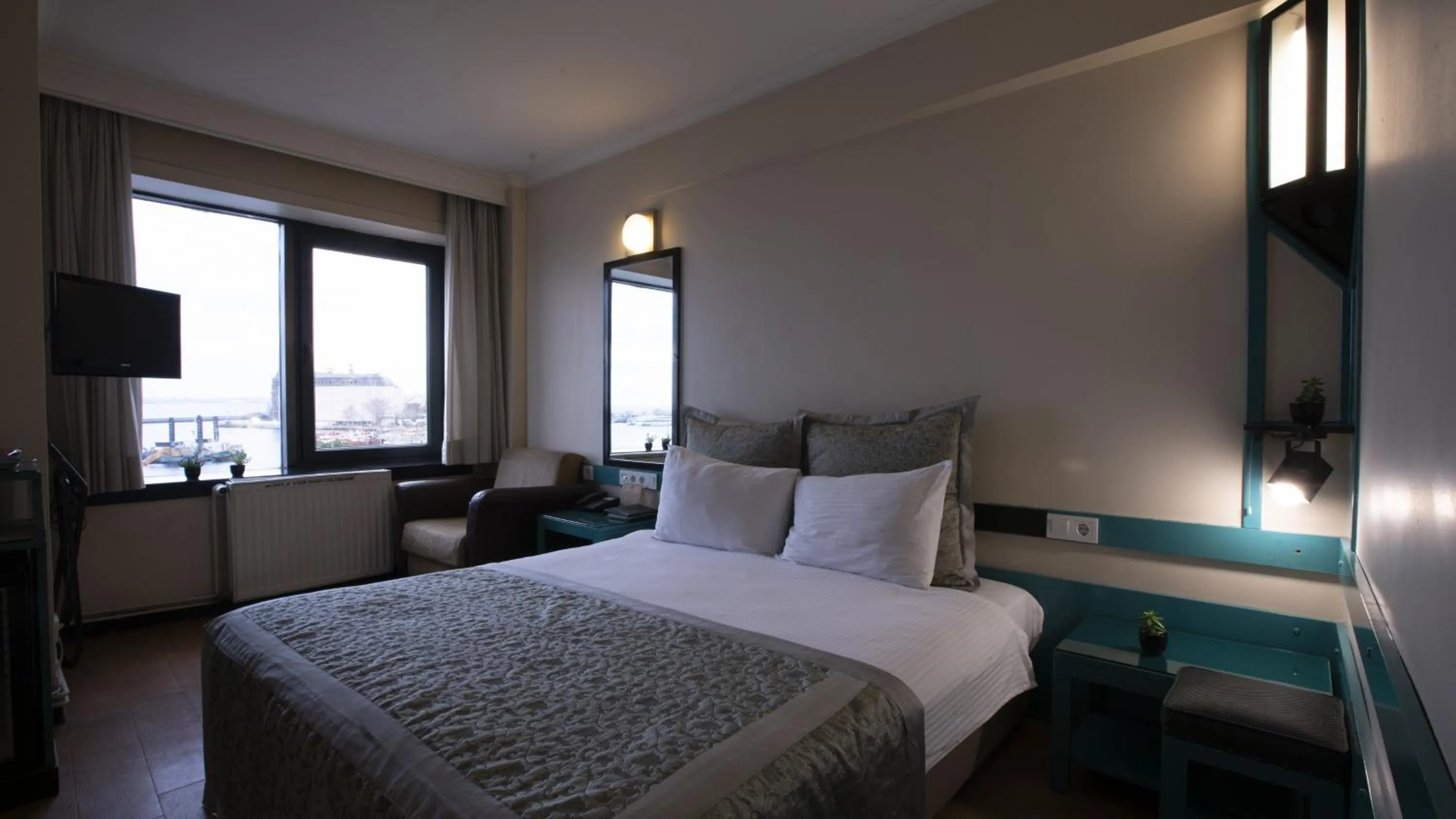 Photo of the whole room, Bed in Kadıköy Rıhtım Hotel