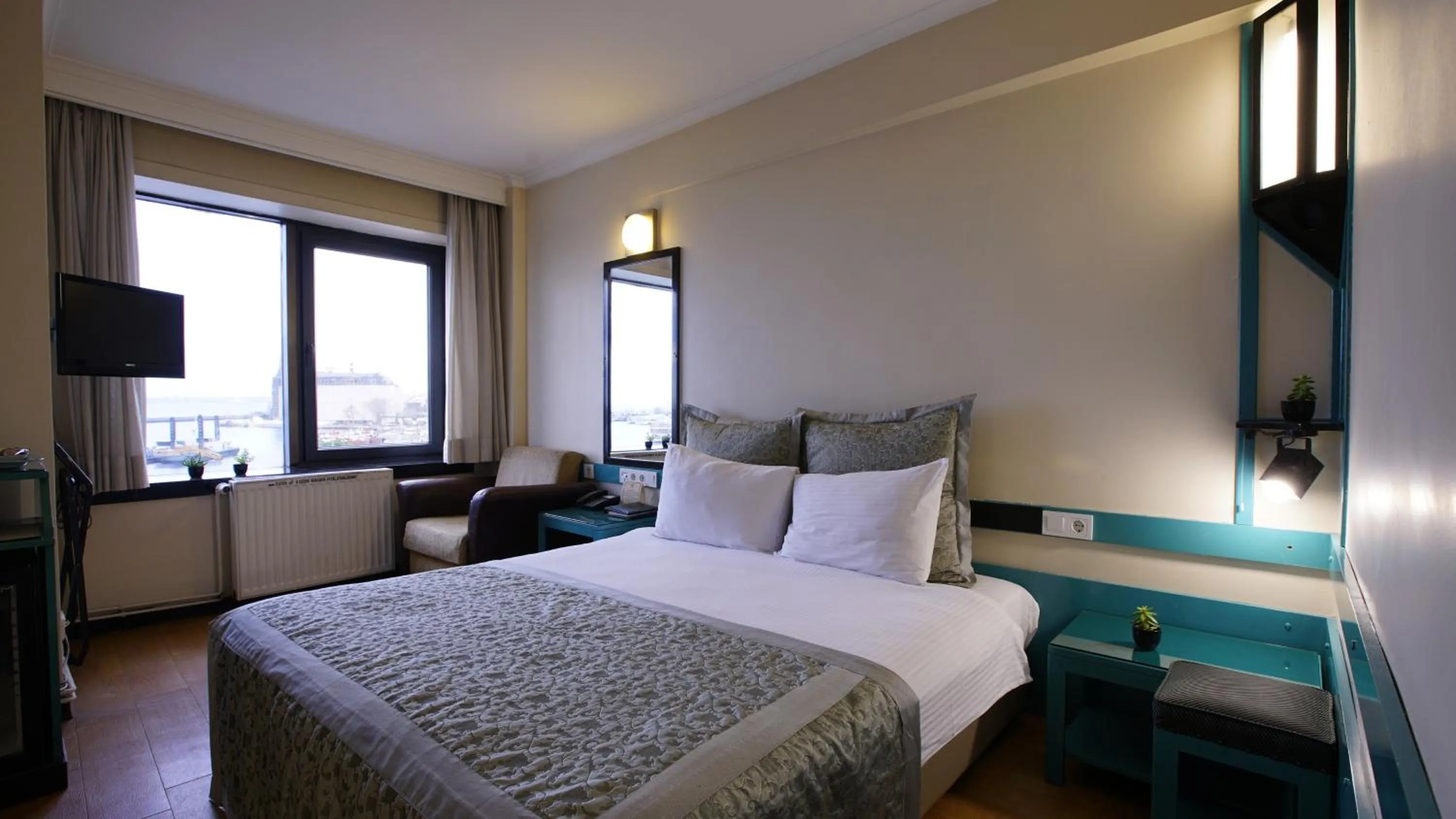 Photo of the whole room, Bed in Kadıköy Rıhtım Hotel