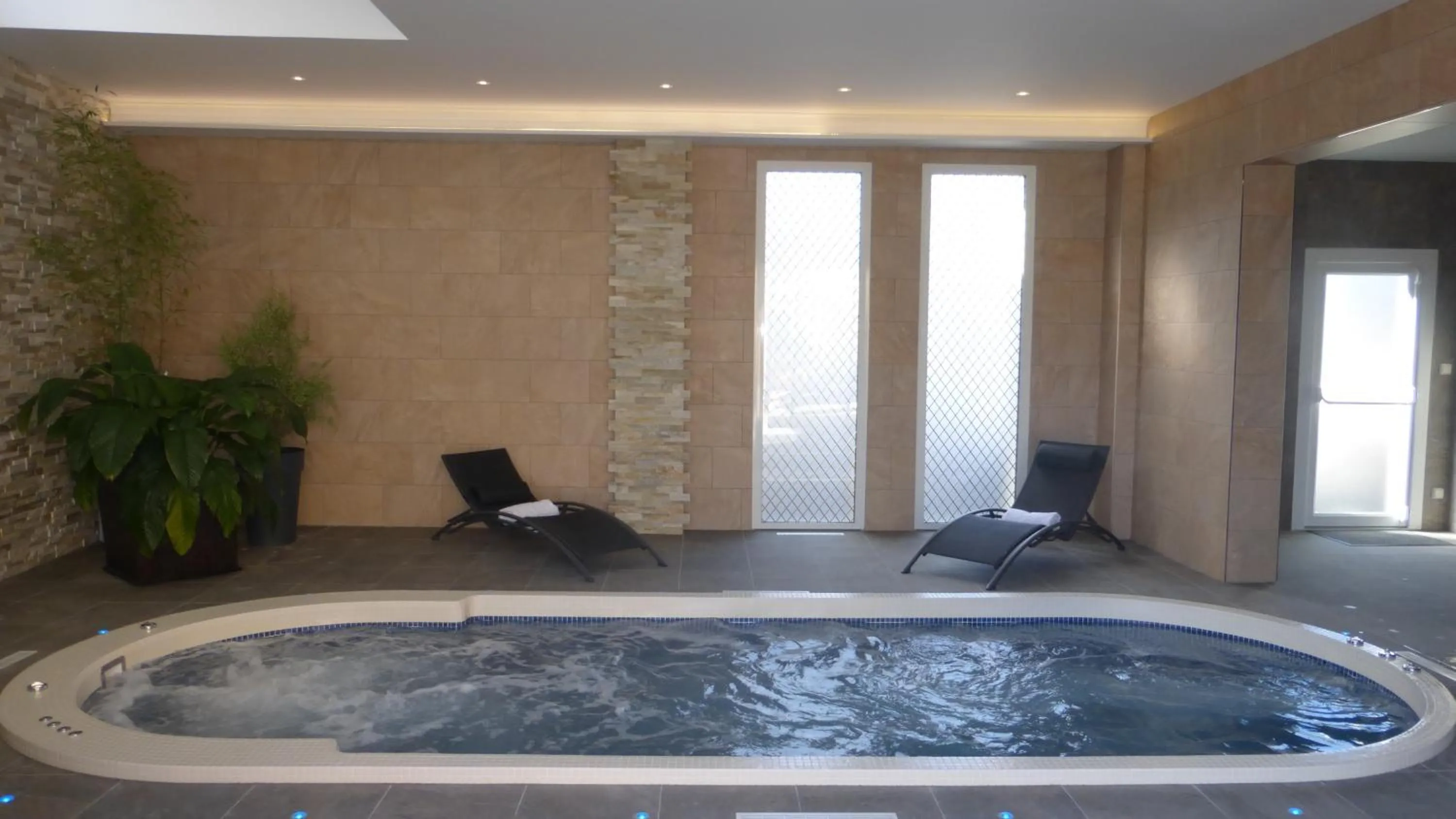 Swimming pool in Hôtel Ariane & SPA