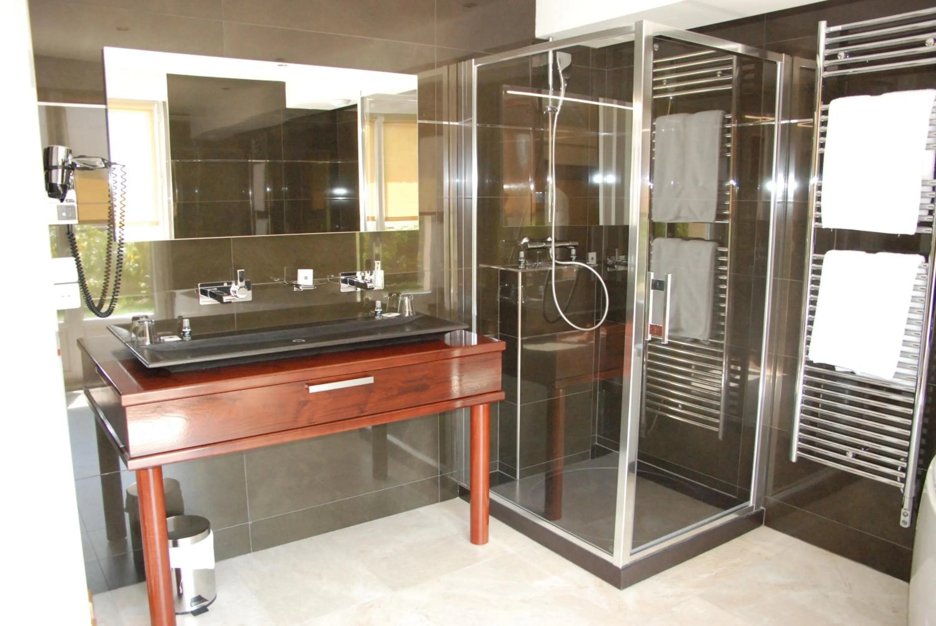 Bathroom in Hôtel Ariane & SPA